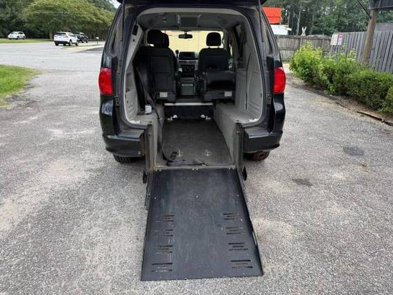 VOLKSWAGEN ROUTAN 2011 2V4RW3DG2BR659517 image