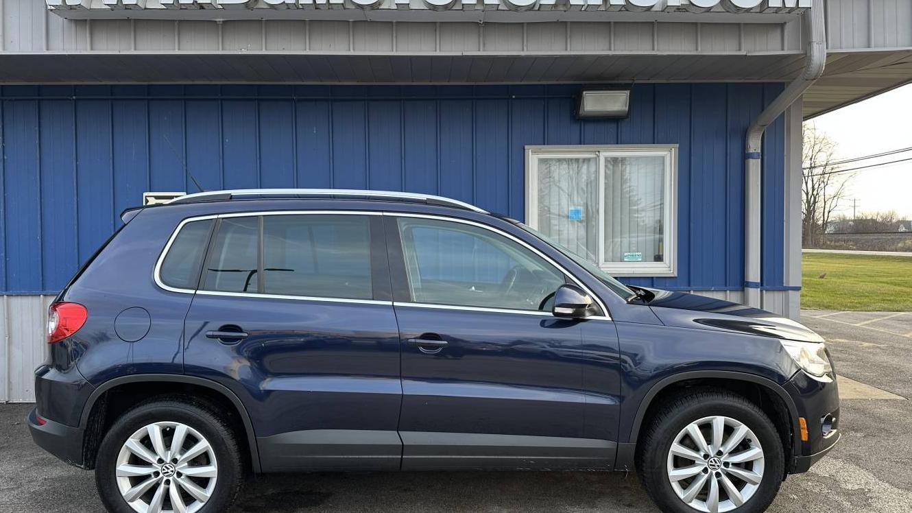 VOLKSWAGEN TIGUAN 2011 WVGBV7AX4BW567290 image