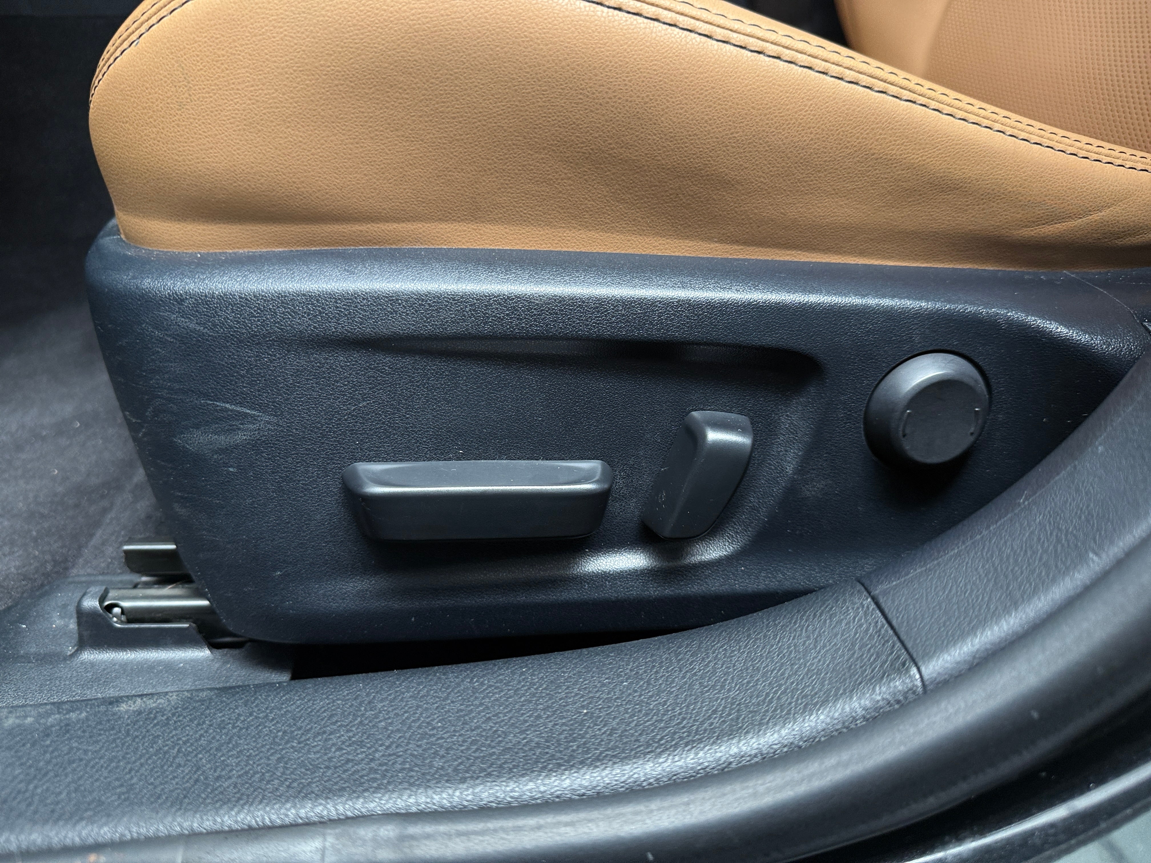 lexus is 2020 JTHAA1D27L5102503 image lexus is 2020 JTHAA1D27L5102503 image