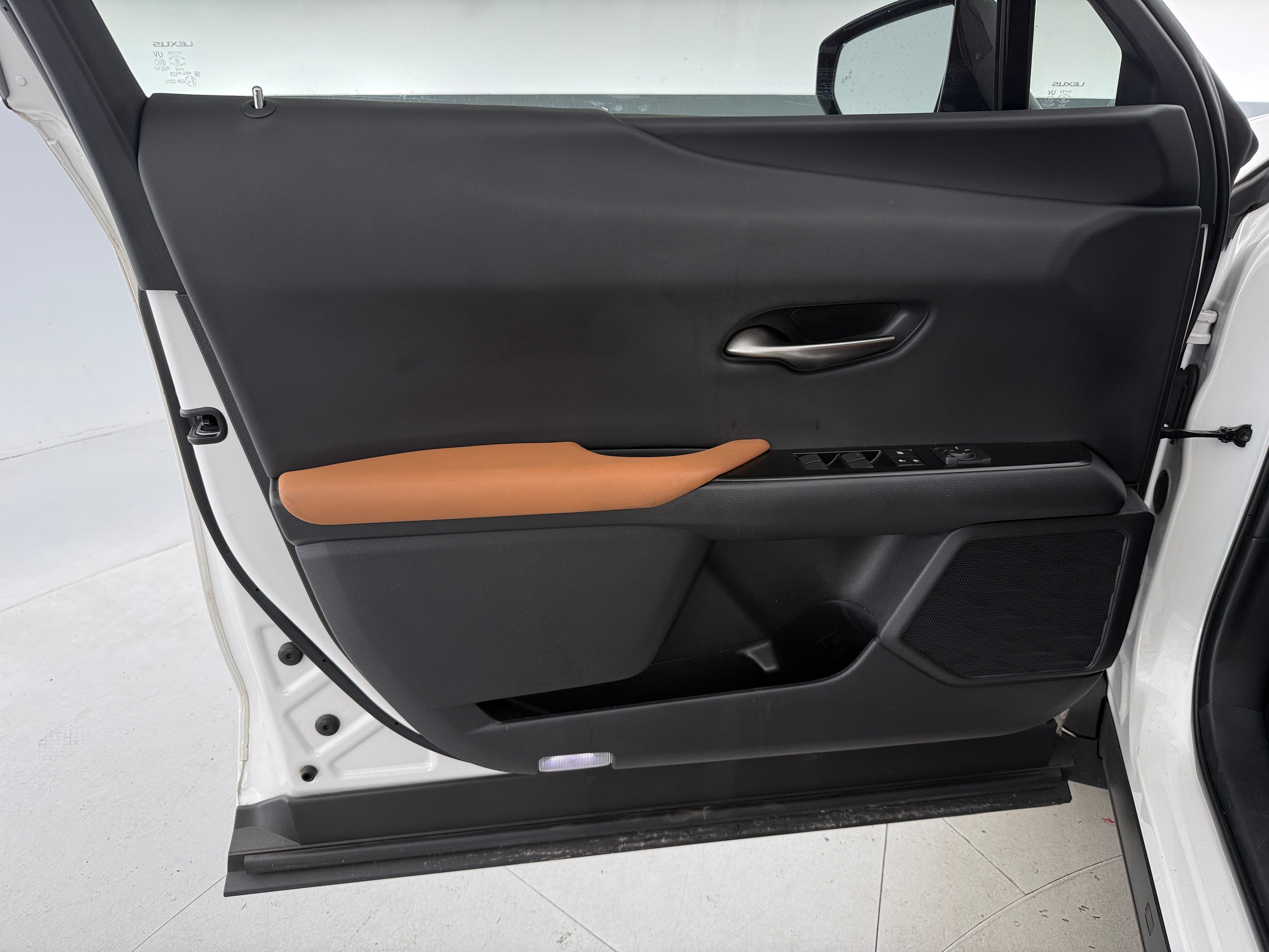 lexus ux 2021 JTHX3JBH3M2043805 image lexus ux 2021 JTHX3JBH3M2043805 image