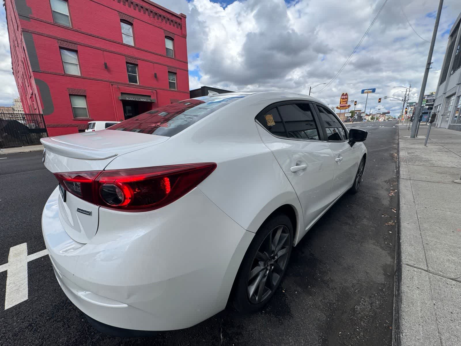 mazda mazda3 2018 3MZBN1W37JM165976 image mazda mazda3 2018 3MZBN1W37JM165976 image