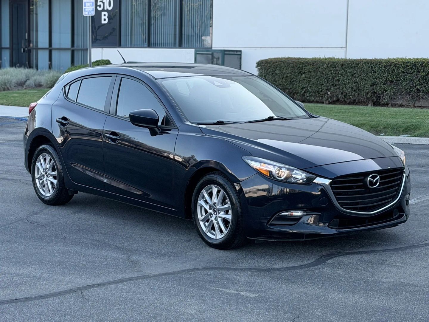 mazda mazda3 2018 3MZBN1K72JM269526 image mazda mazda3 2018 3MZBN1K72JM269526 image