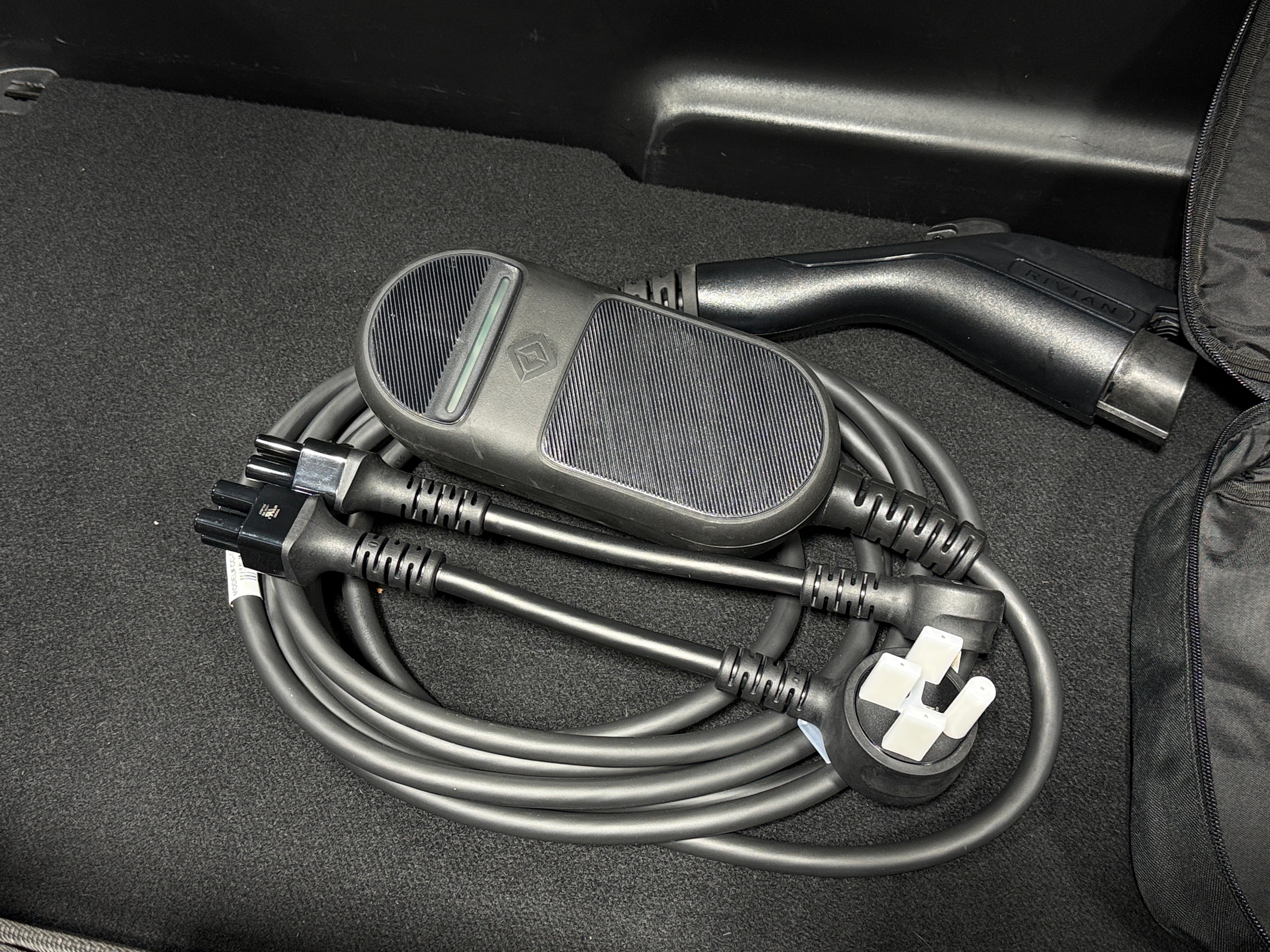 rivian r1s 2024 7PDSGBBA9RN034100 image rivian r1s 2024 7PDSGBBA9RN034100 image