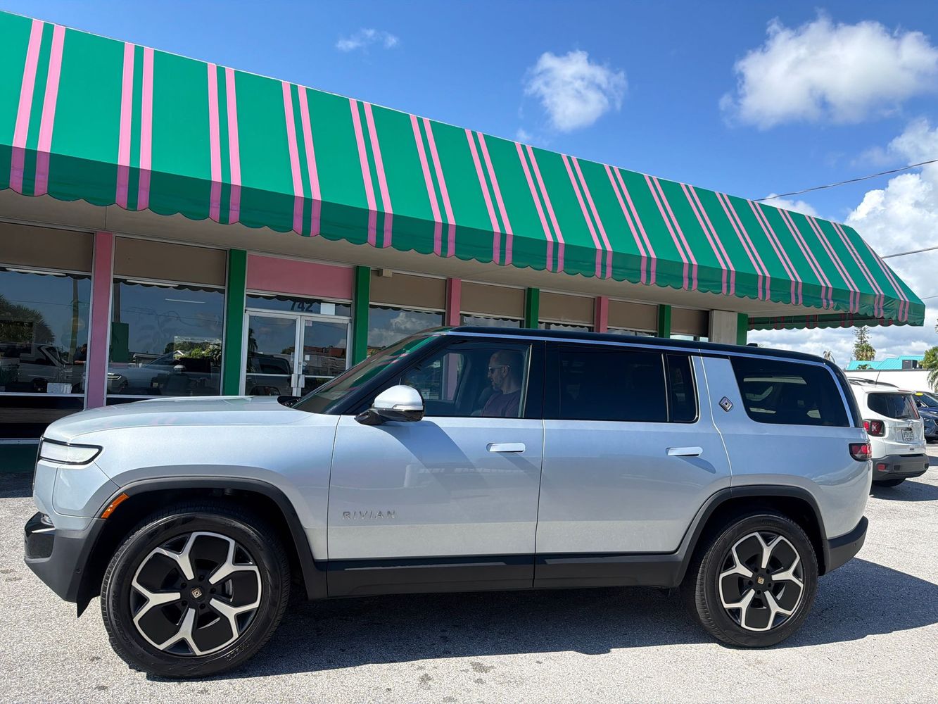 rivian r1s 2024 7PDSGCBAXRN045175 image rivian r1s 2024 7PDSGCBAXRN045175 image