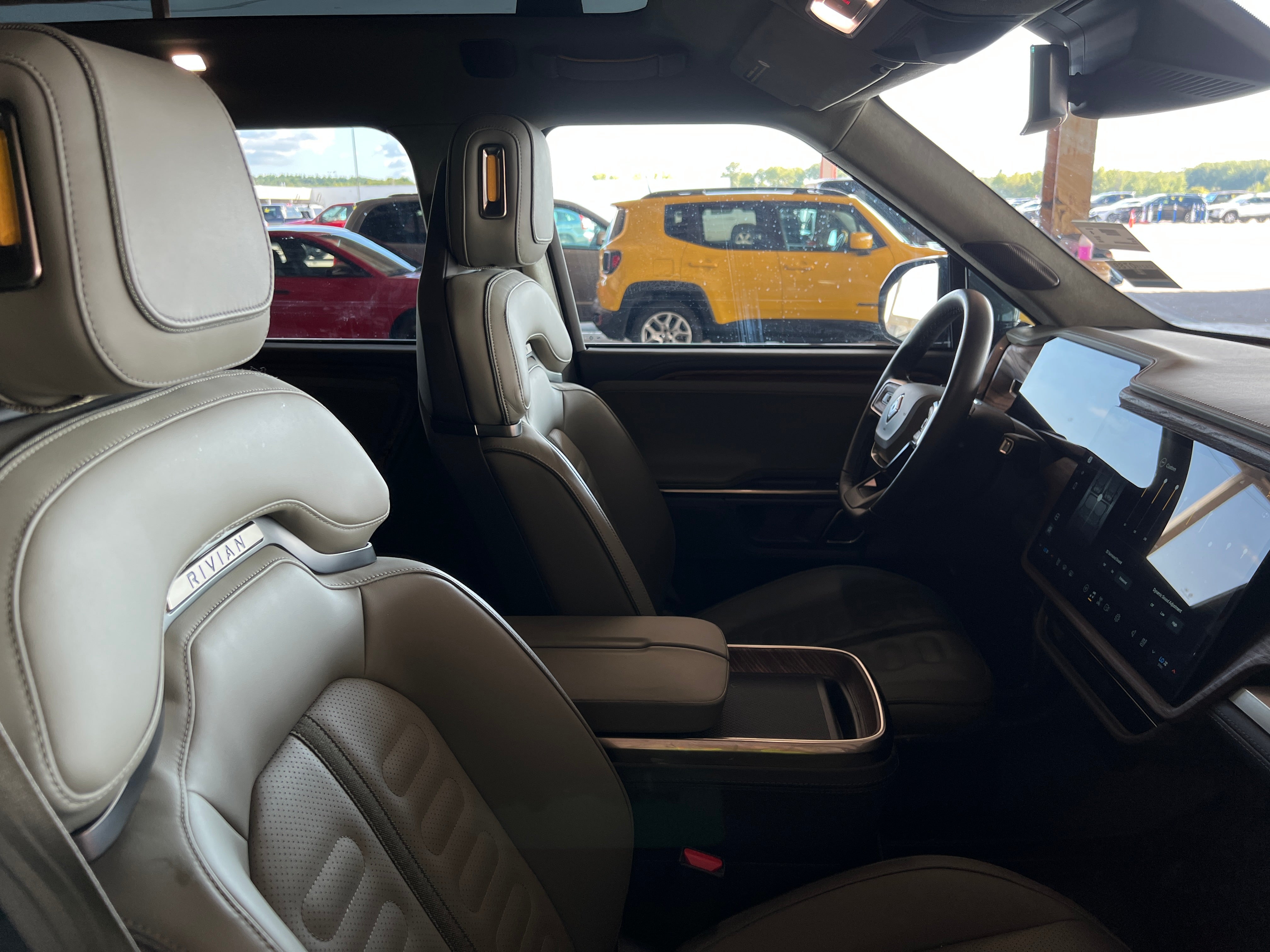 rivian r1s 2024 7PDSGCBA9RN037648 image rivian r1s 2024 7PDSGCBA9RN037648 image