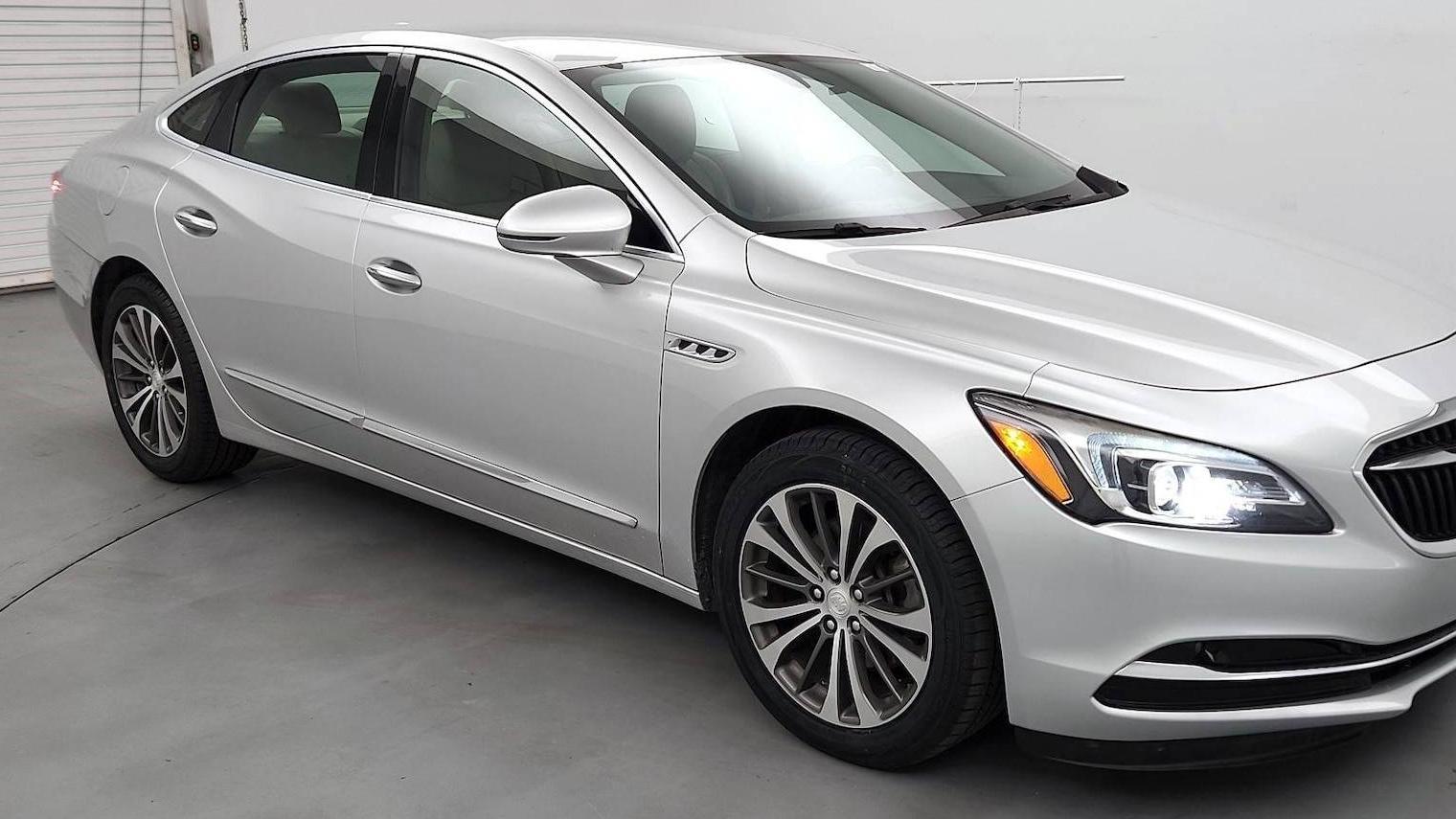BUICK LACROSSE 2018 1G4ZP5SS0JU146581 image