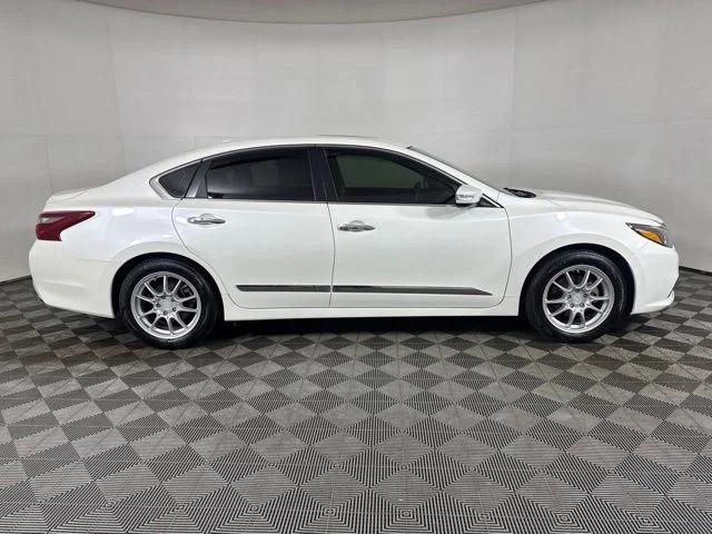 nissan altima 2018 1N4AL3AP3JC138307 image nissan altima 2018 1N4AL3AP3JC138307 image