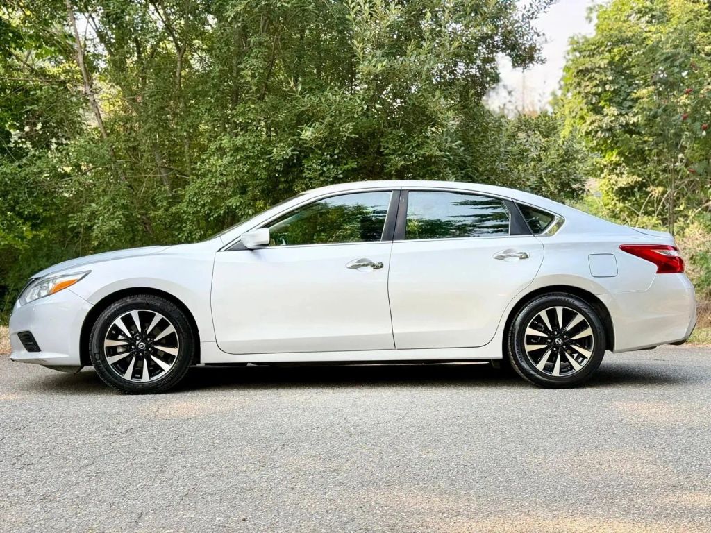 nissan altima 2018 1N4AL3AP3JC246930 image nissan altima 2018 1N4AL3AP3JC246930 image