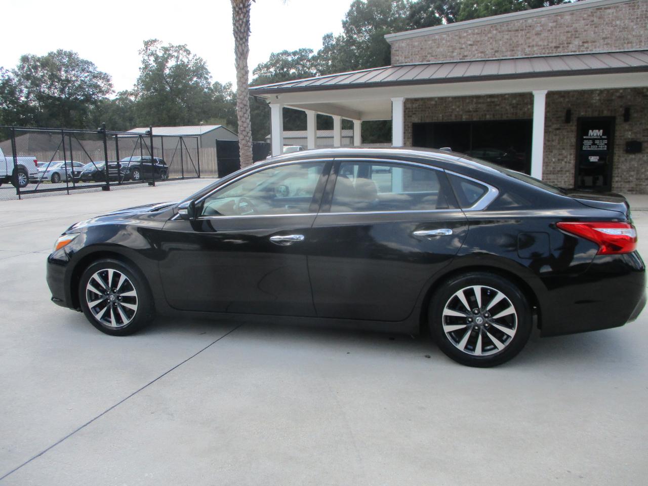 nissan altima 2017 1N4AL3AP8HC184225 image nissan altima 2017 1N4AL3AP8HC184225 image