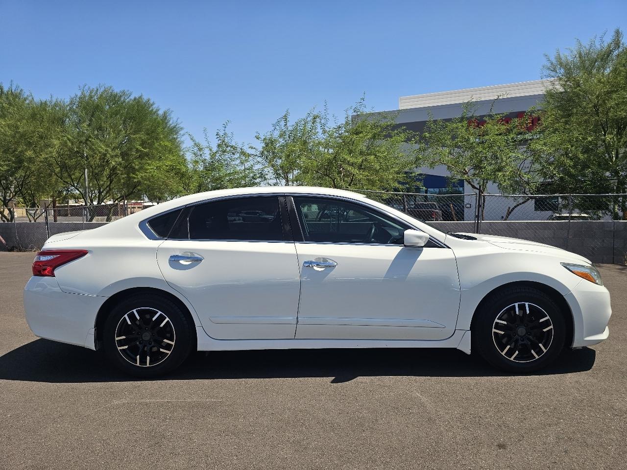 nissan altima 2017 1N4AL3AP5HC245692 image nissan altima 2017 1N4AL3AP5HC245692 image