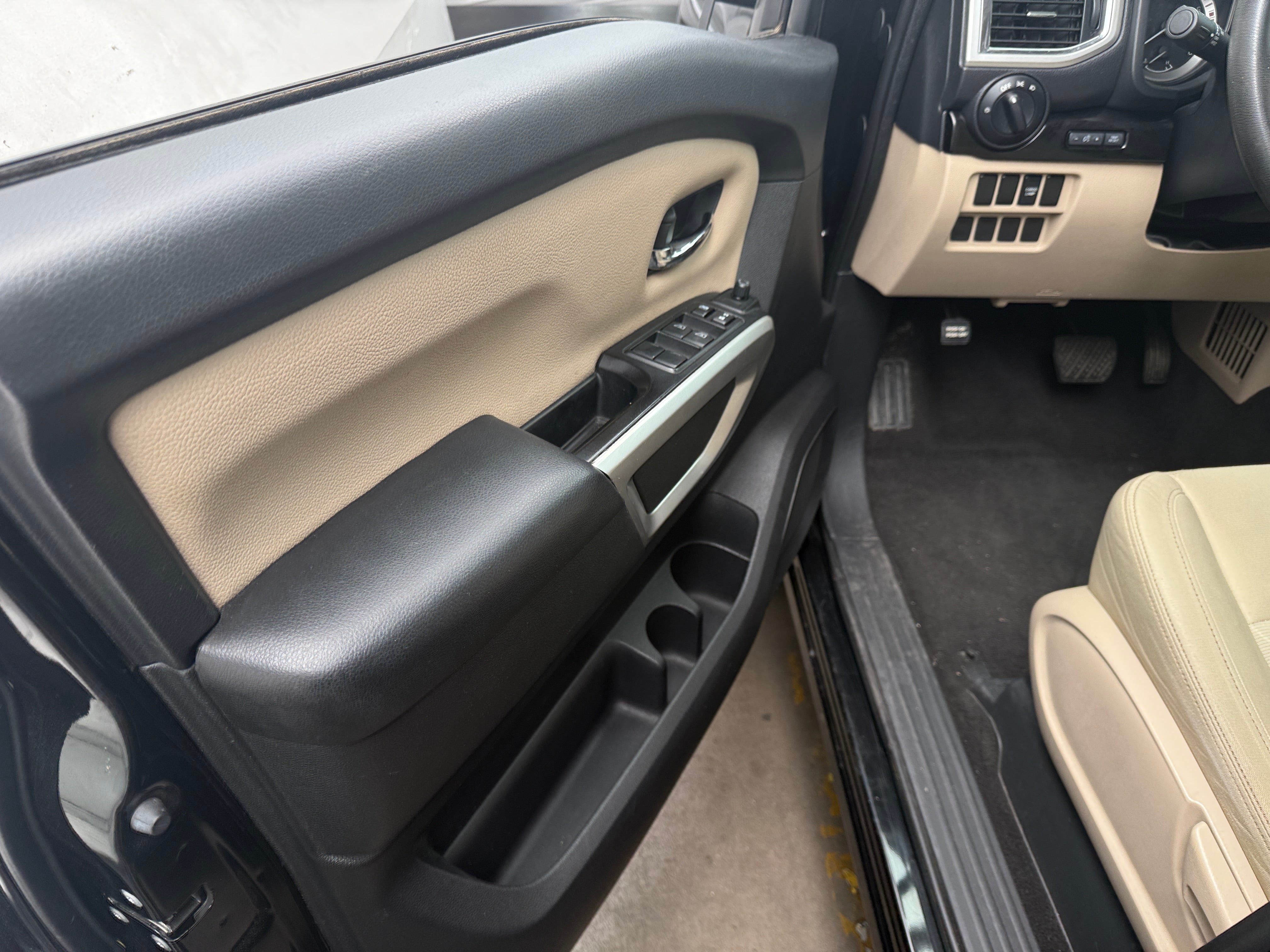 nissan titan 2018 1N6AA1EK3JN513083 image nissan titan 2018 1N6AA1EK3JN513083 image