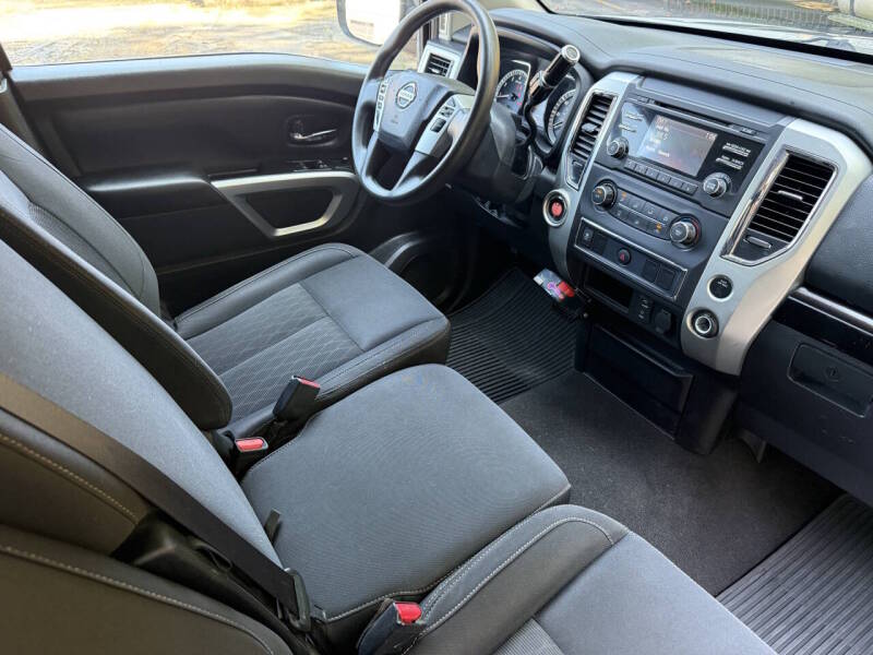 nissan titan 2017 1N6AA1R71HN515673 image nissan titan 2017 1N6AA1R71HN515673 image