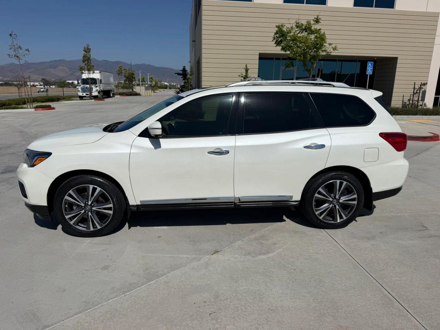 nissan pathfinder 2017 5N1DR2MMXHC615337 image nissan pathfinder 2017 5N1DR2MMXHC615337 image