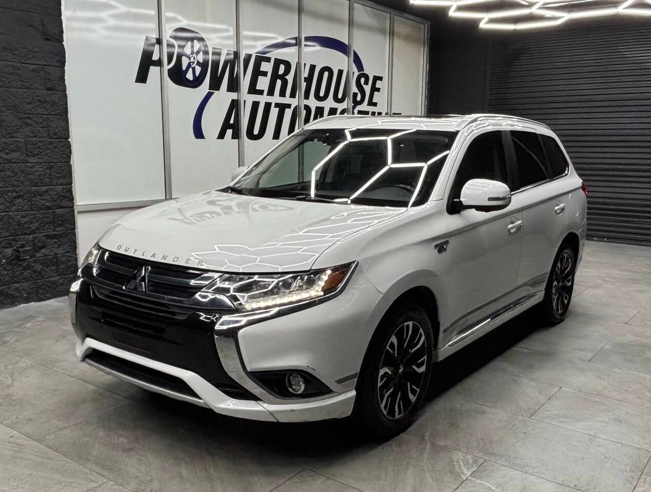 mitsubishi outlander 2018 JA4J24A55JZ067930 image
