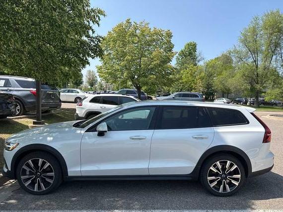 VOLVO V60CC 2022 YV4102WK7N1085698 image