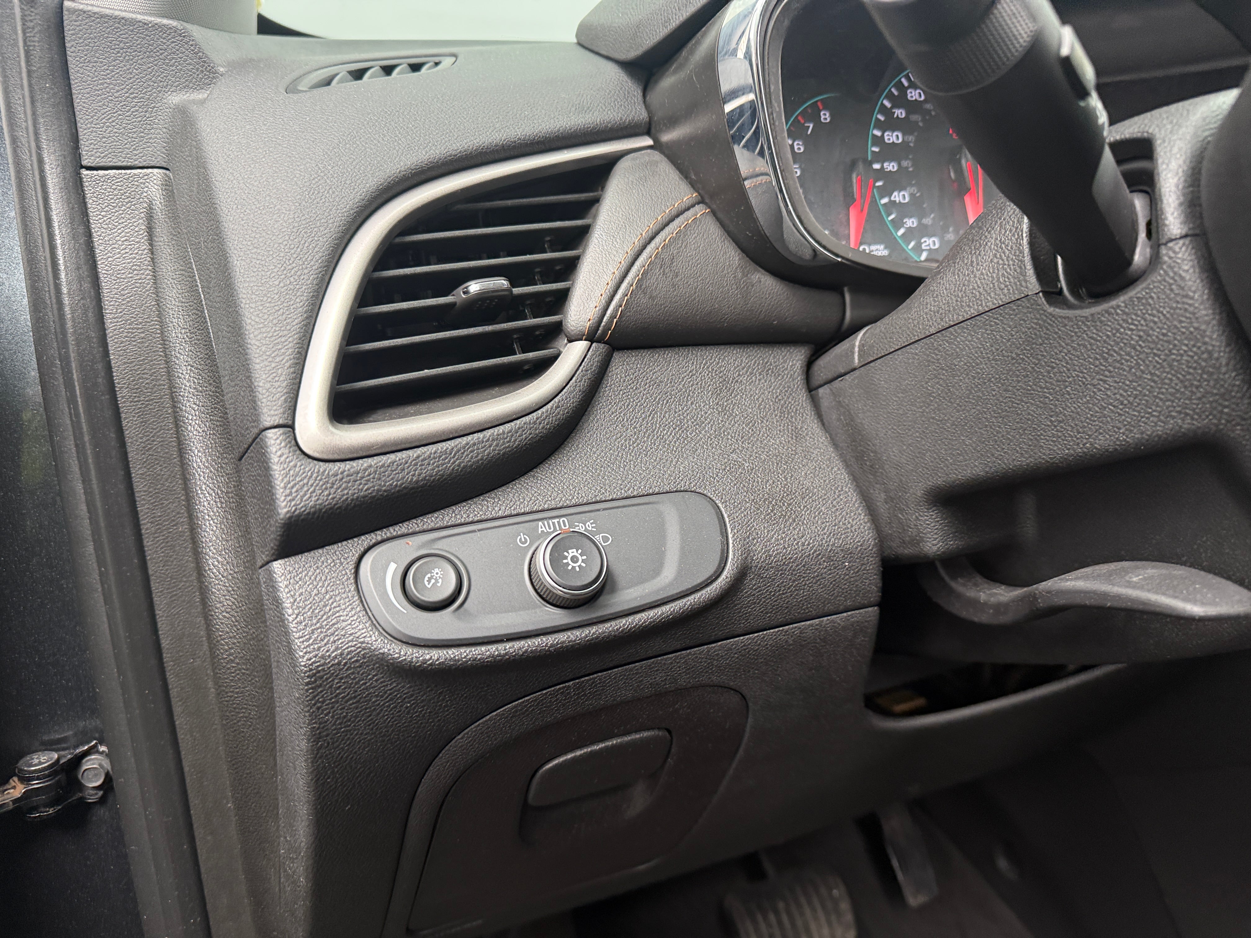 chevrolet trax 2018 3GNCJPSB5JL282665 image