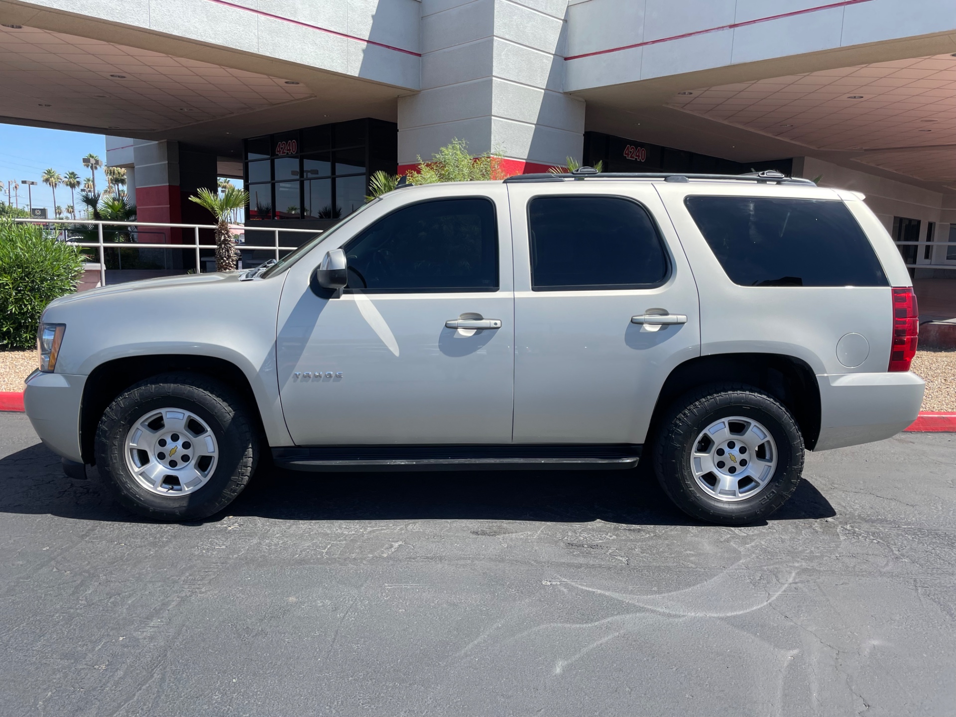 chevrolet tahoe 2013 1GNSCAE02DR330049 image chevrolet tahoe 2013 1GNSCAE02DR330049 image