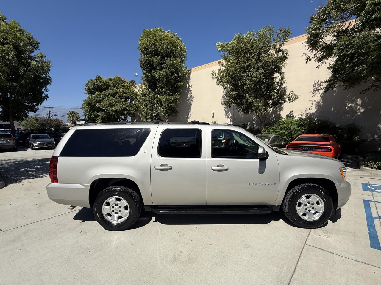 chevrolet suburban 2009 1GNFC26089R273823 image chevrolet suburban 2009 1GNFC26089R273823 image