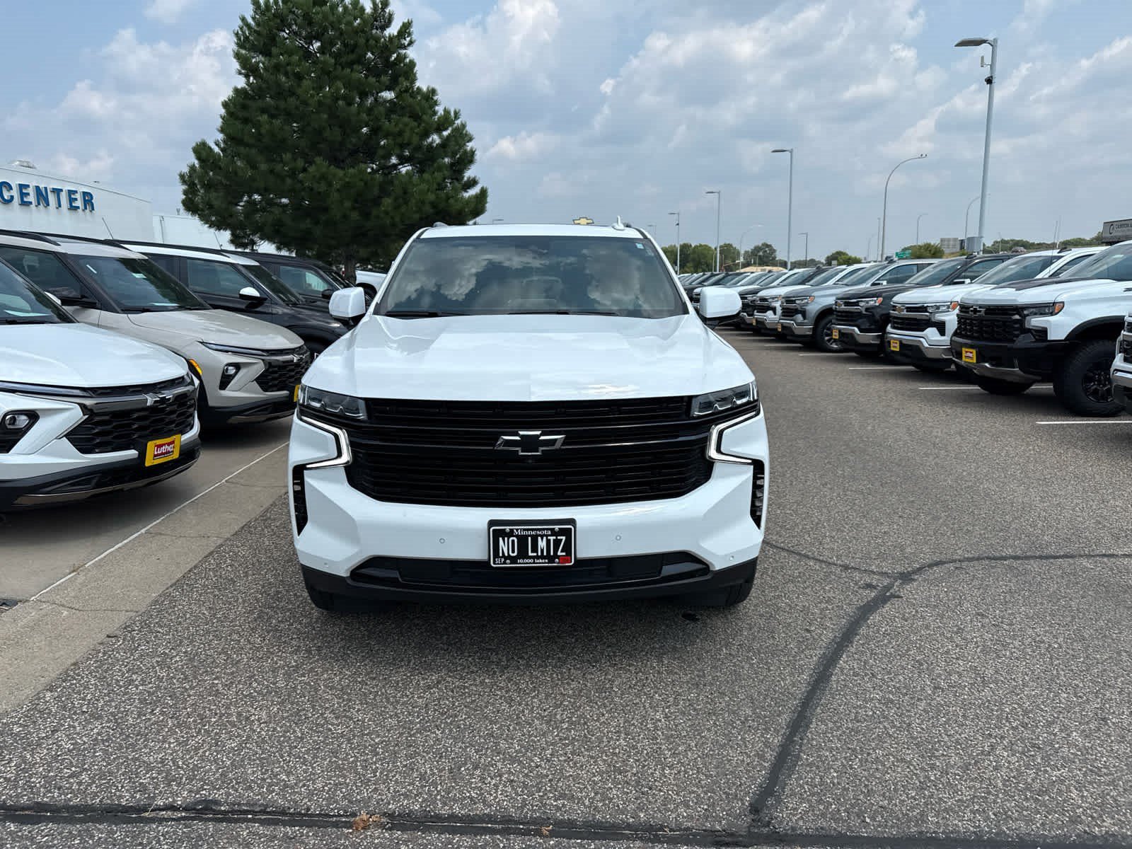 chevrolet suburban 2024 1GNSKEKD2RR409987 image chevrolet suburban 2024 1GNSKEKD2RR409987 image