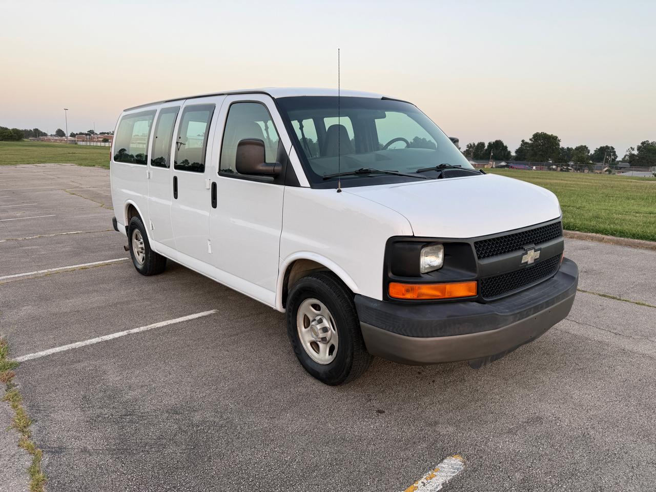 chevrolet express 2004 1GNFG15X141228761 image chevrolet express 2004 1GNFG15X141228761 image