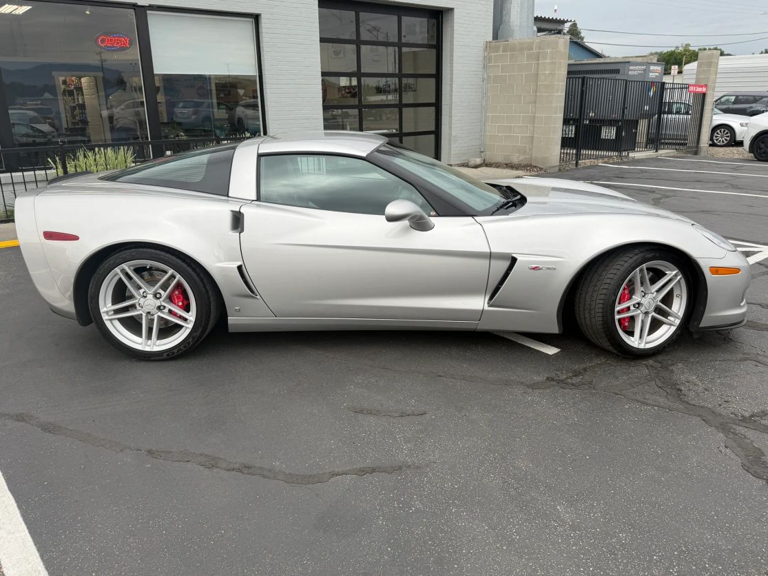 chevrolet corvette 2006 1G1YY26E465121998 image chevrolet corvette 2006 1G1YY26E465121998 image