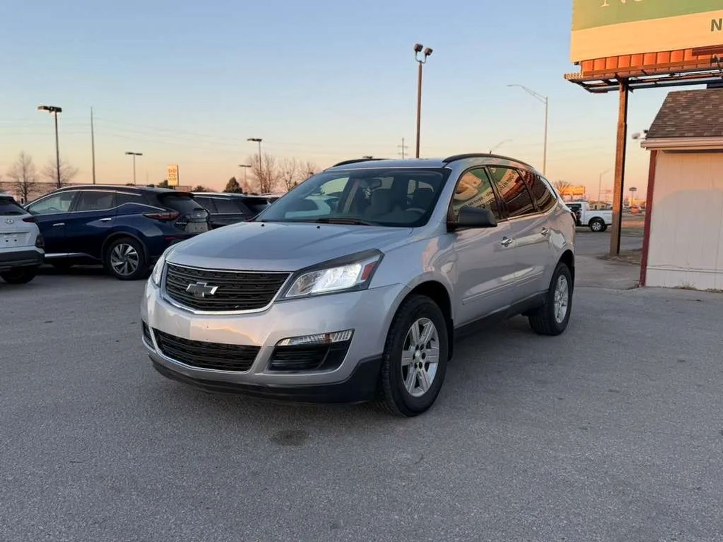 chevrolet traverse 2017 1GNKRFED5HJ328735 image