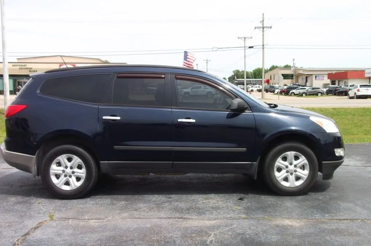 chevrolet traverse 2011 1GNKRFED1BJ353722 image chevrolet traverse 2011 1GNKRFED1BJ353722 image