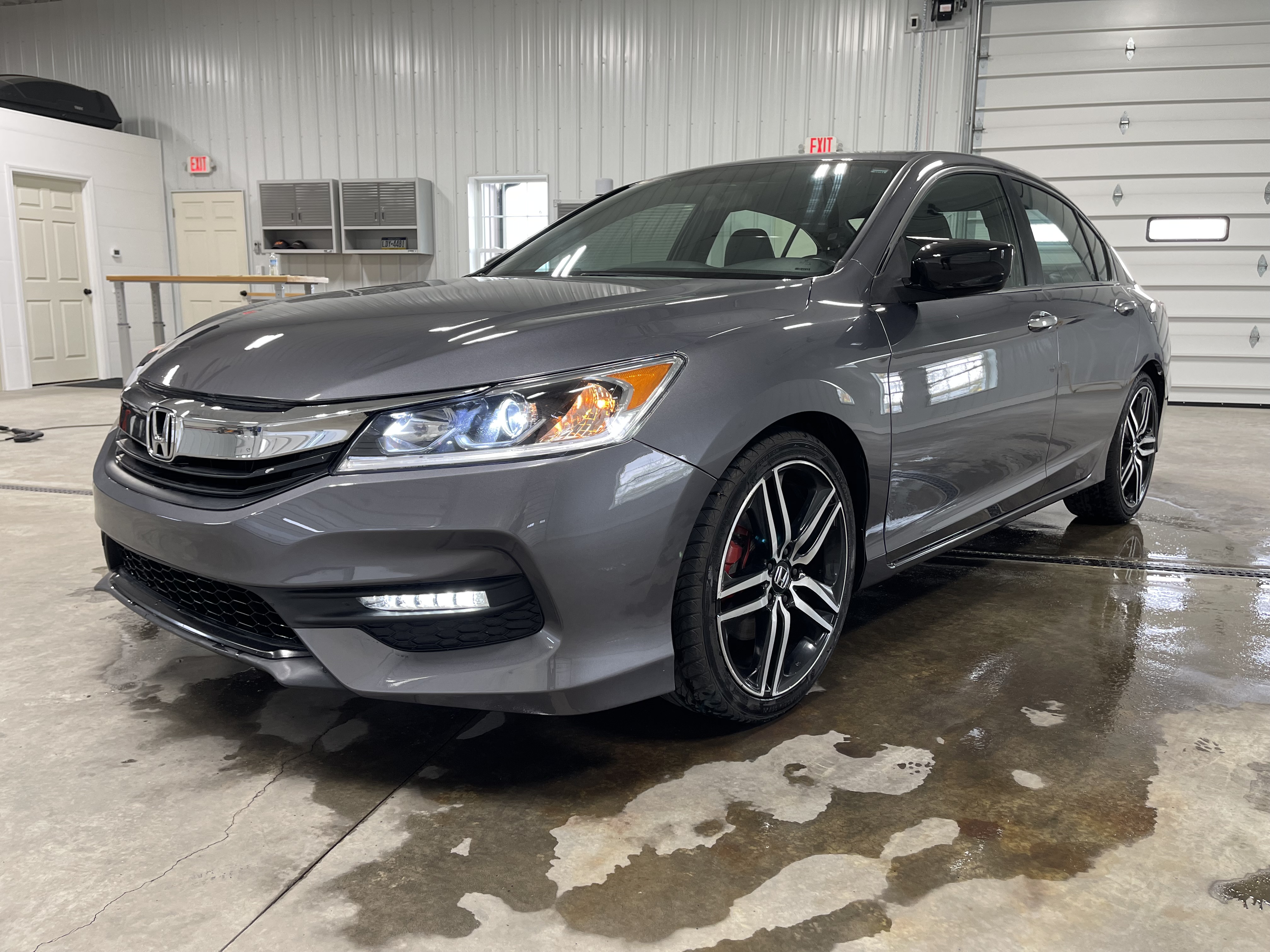 honda accord 2017 1HGCR2F50HA010861 image