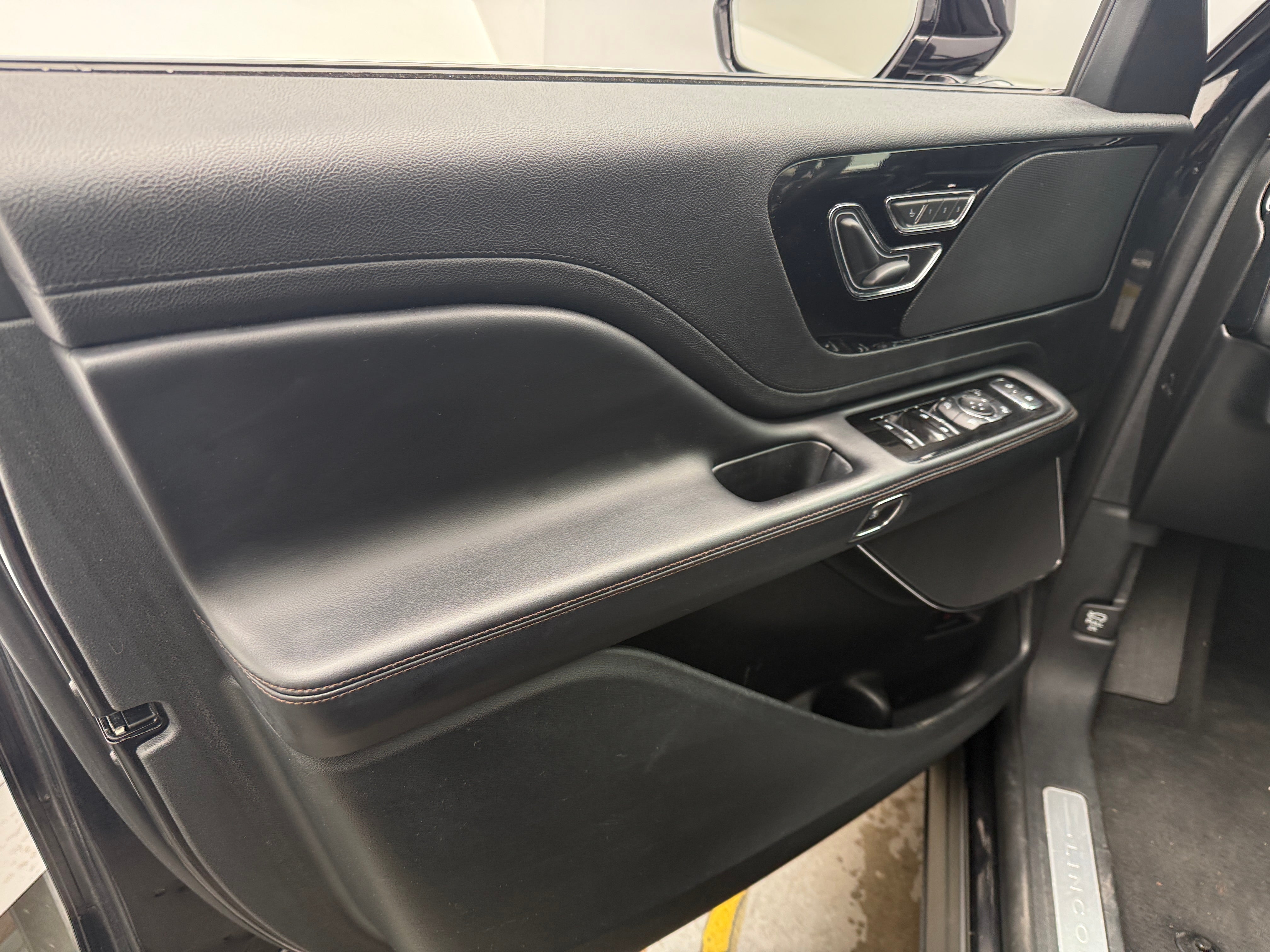 lincoln aviator 2023 5LM5J6WC5PGL14342 image lincoln aviator 2023 5LM5J6WC5PGL14342 image