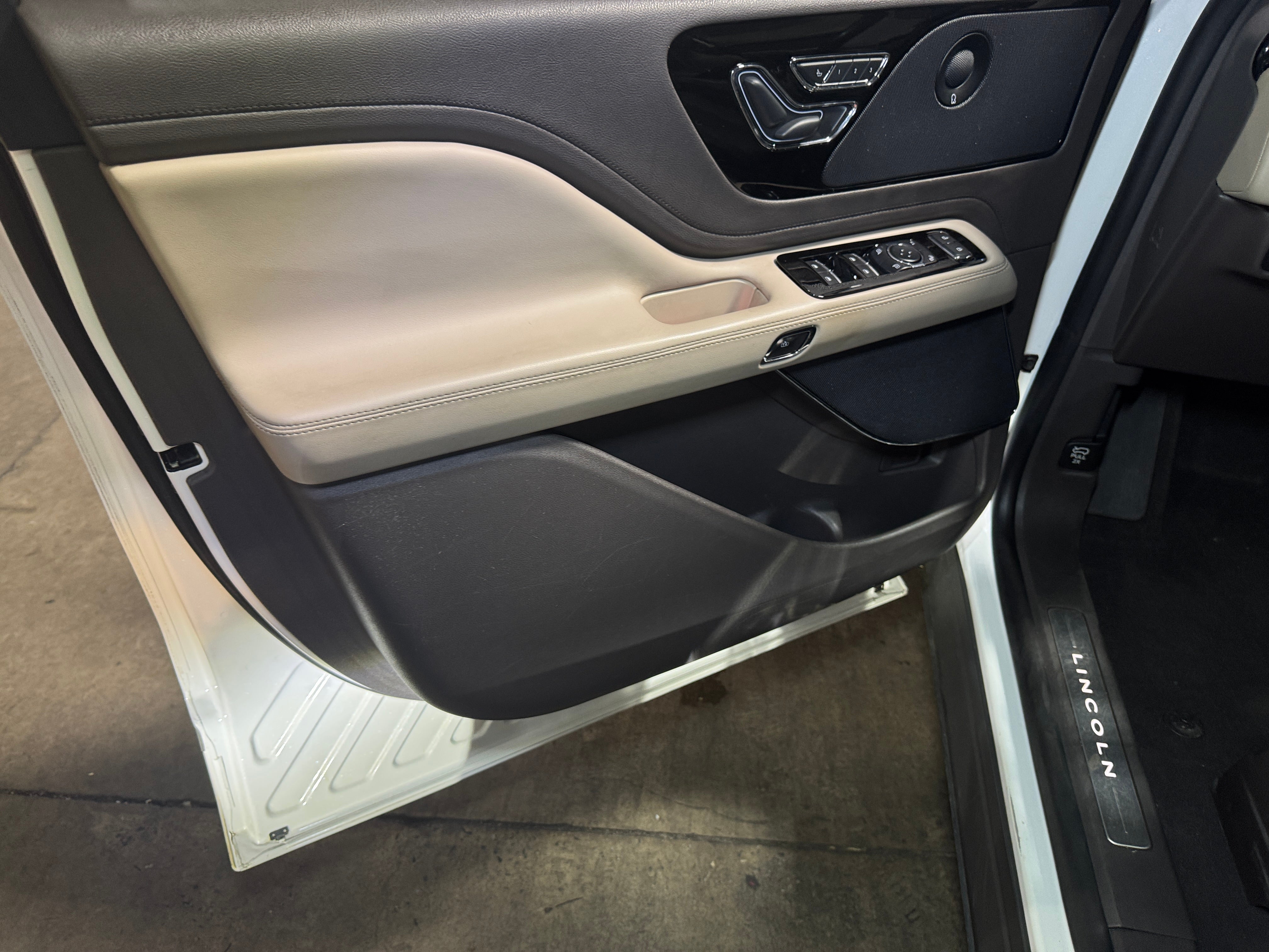 lincoln aviator 2021 5LMYJ8XY1MNL02179 image lincoln aviator 2021 5LMYJ8XY1MNL02179 image