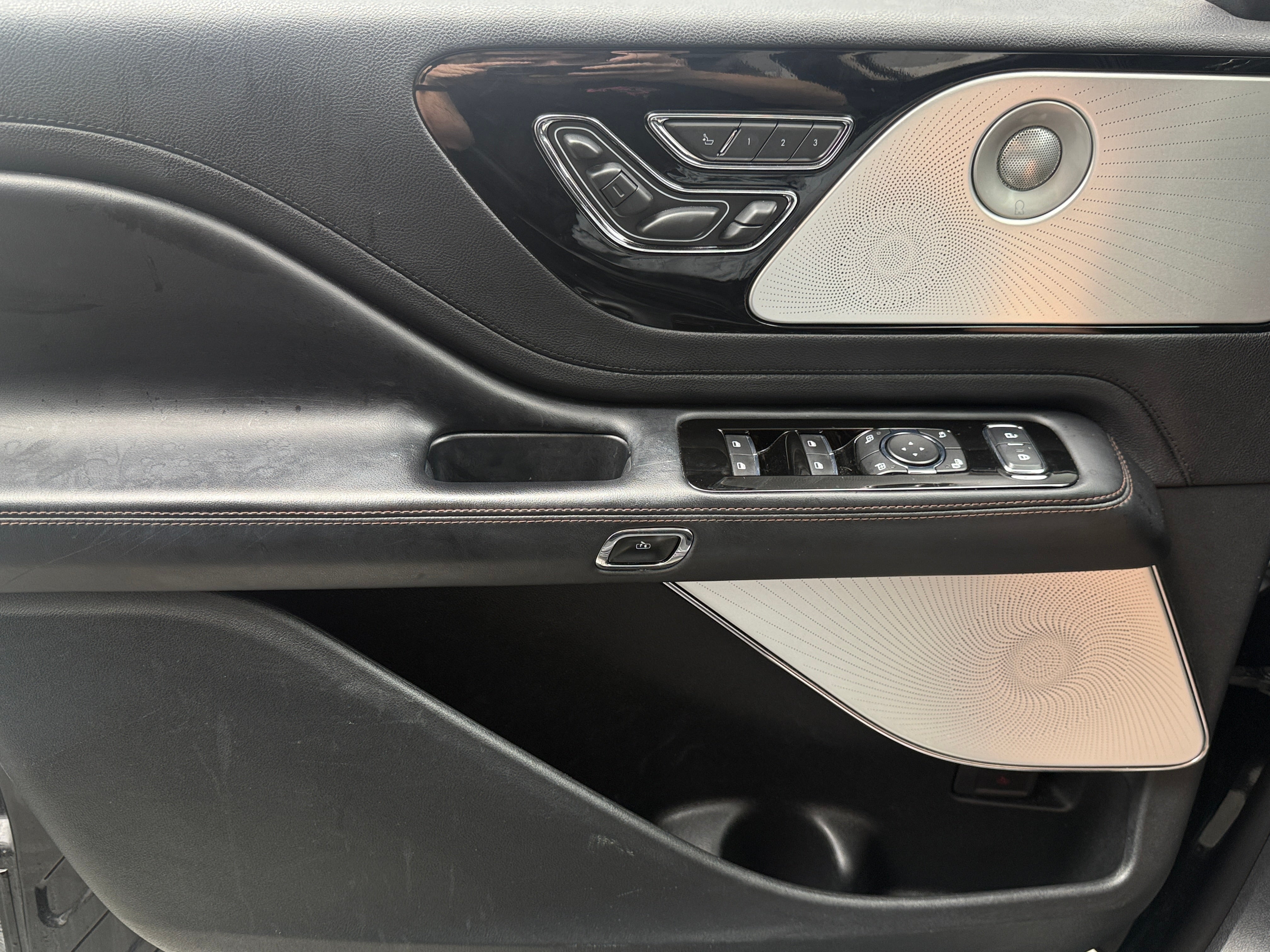 lincoln aviator 2022 5LMYJ8XY2NNL00488 image lincoln aviator 2022 5LMYJ8XY2NNL00488 image