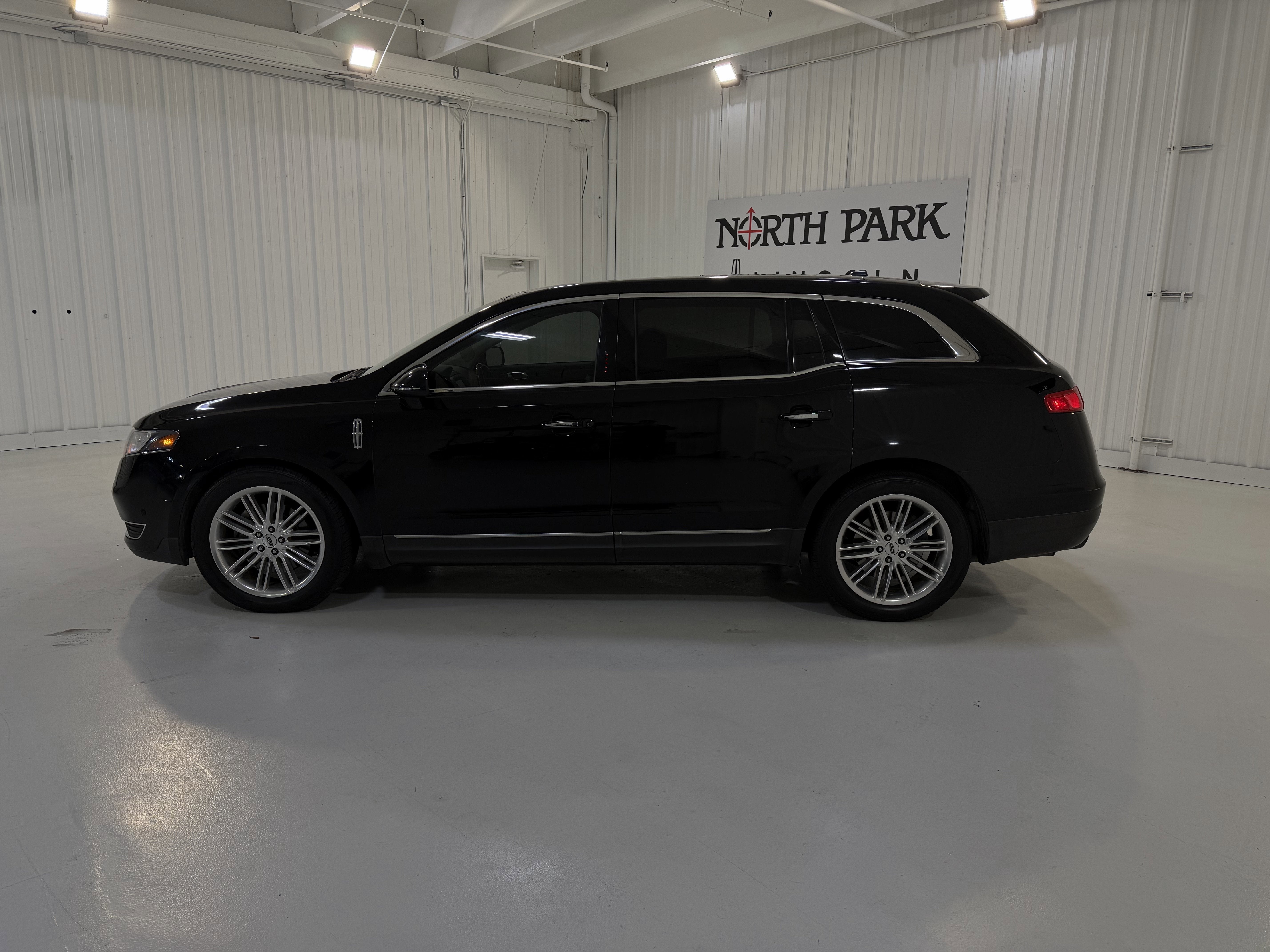 lincoln mkt 2018 2LMHJ5AT3JBL01433 image lincoln mkt 2018 2LMHJ5AT3JBL01433 image