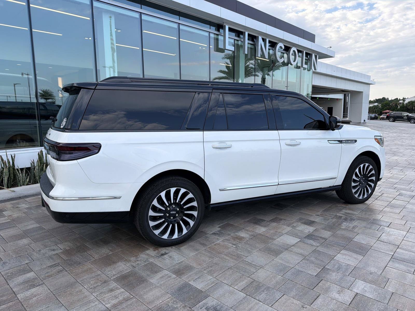 lincoln navigator 2023 5LMJJ3TG3PEL06367 image lincoln navigator 2023 5LMJJ3TG3PEL06367 image