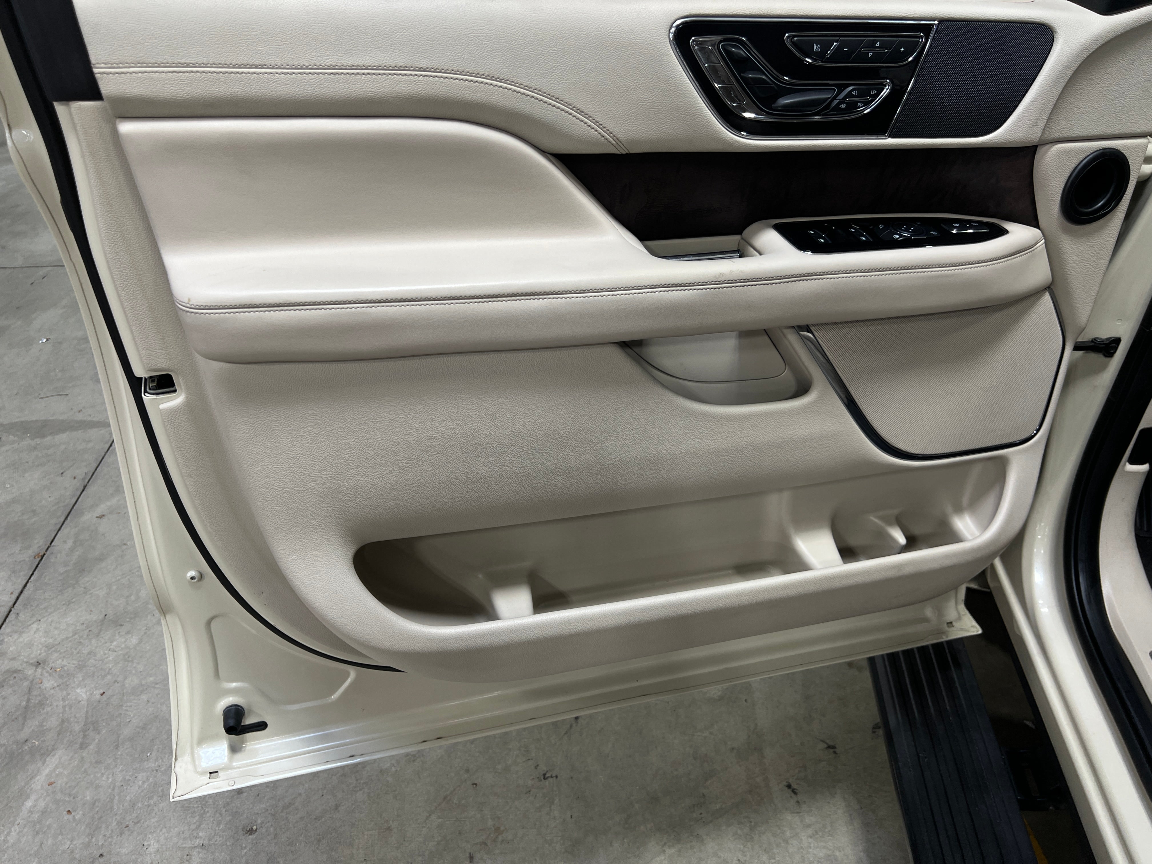 lincoln navigator 2018 5LMJJ3HT0JEL16738 image lincoln navigator 2018 5LMJJ3HT0JEL16738 image