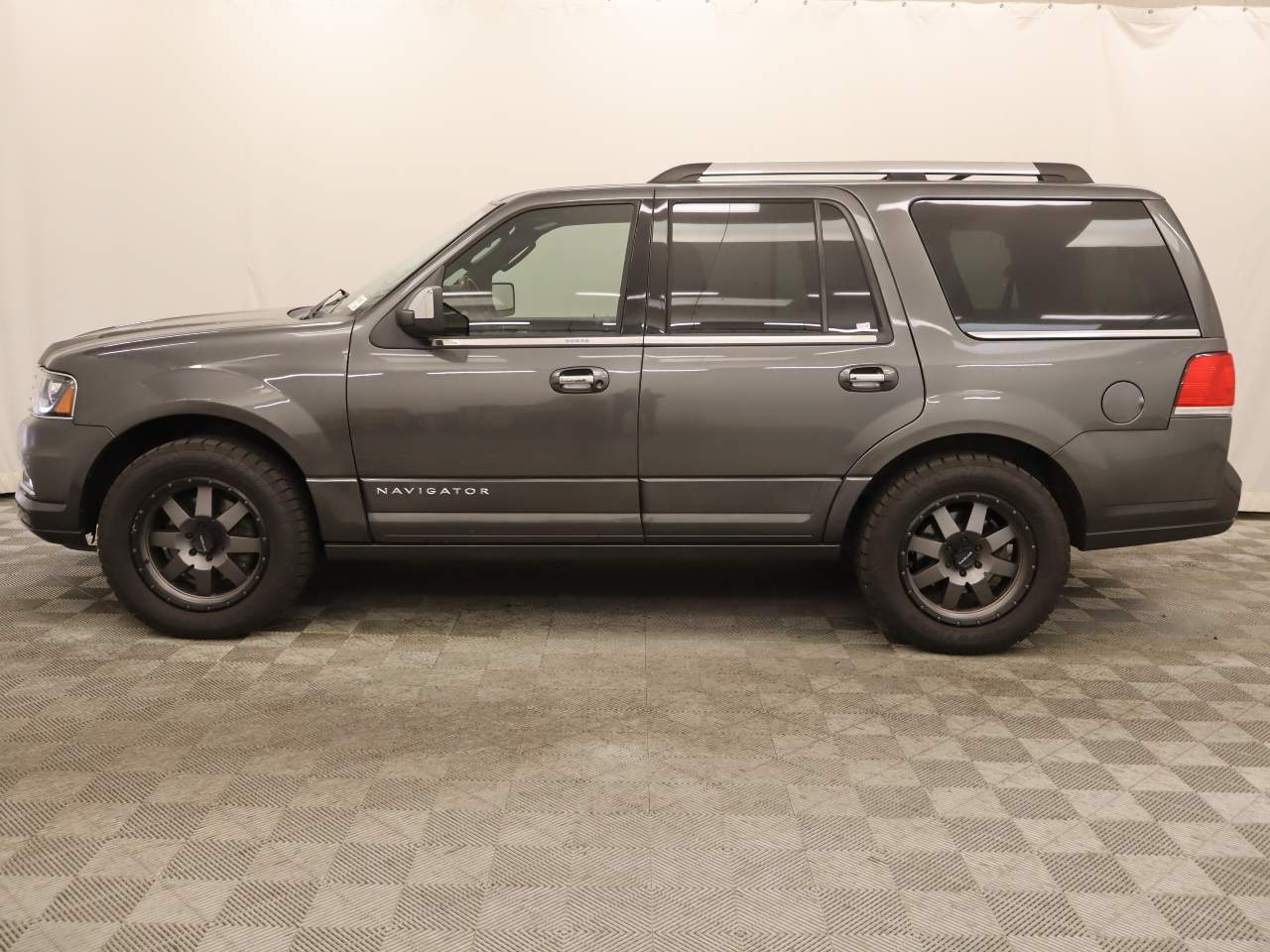 lincoln navigator 2017 5LMJJ2JT8HEL02875 image lincoln navigator 2017 5LMJJ2JT8HEL02875 image