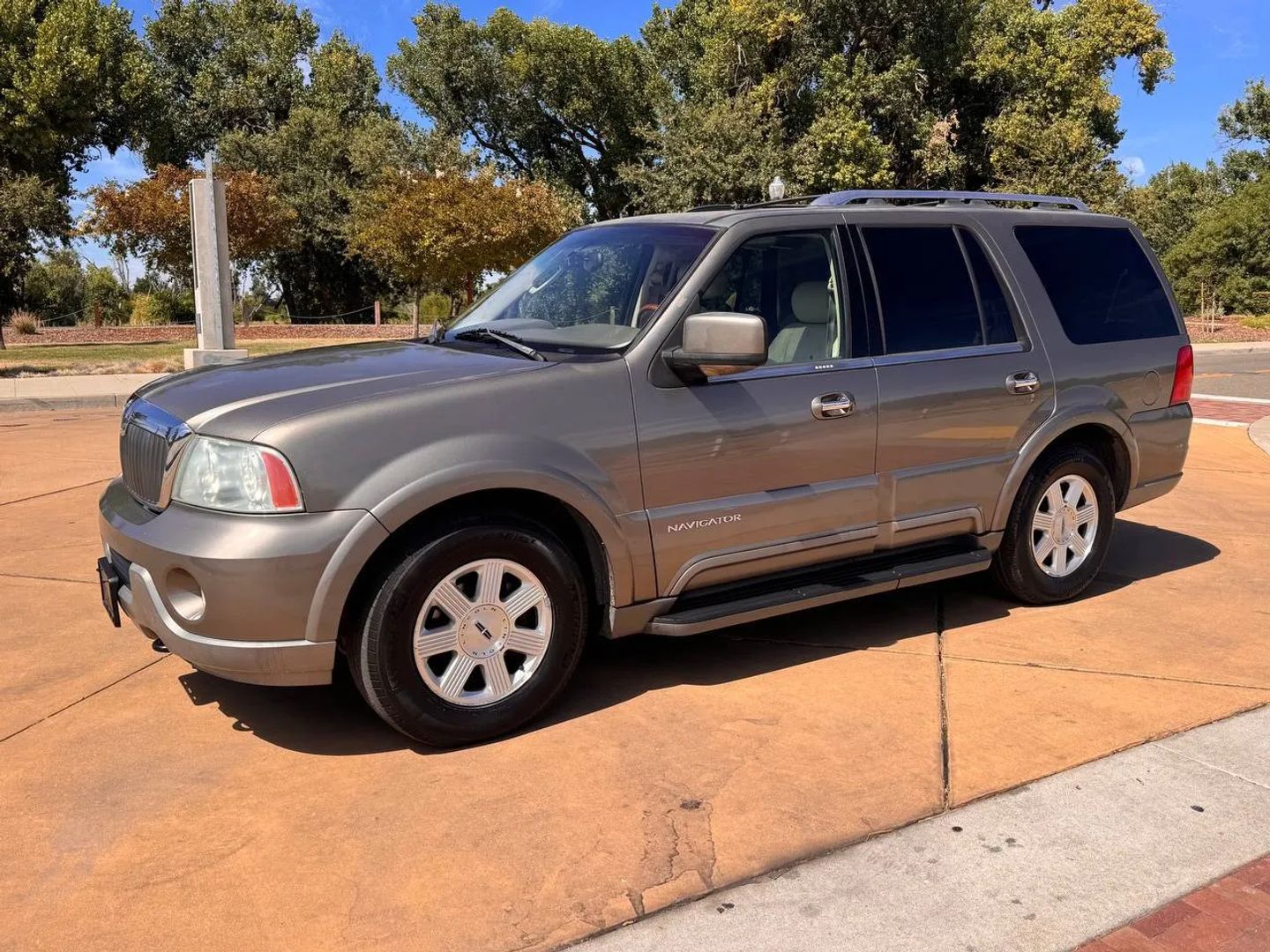 lincoln navigator 2004 5LMFU28R04LJ18978 image lincoln navigator 2004 5LMFU28R04LJ18978 image