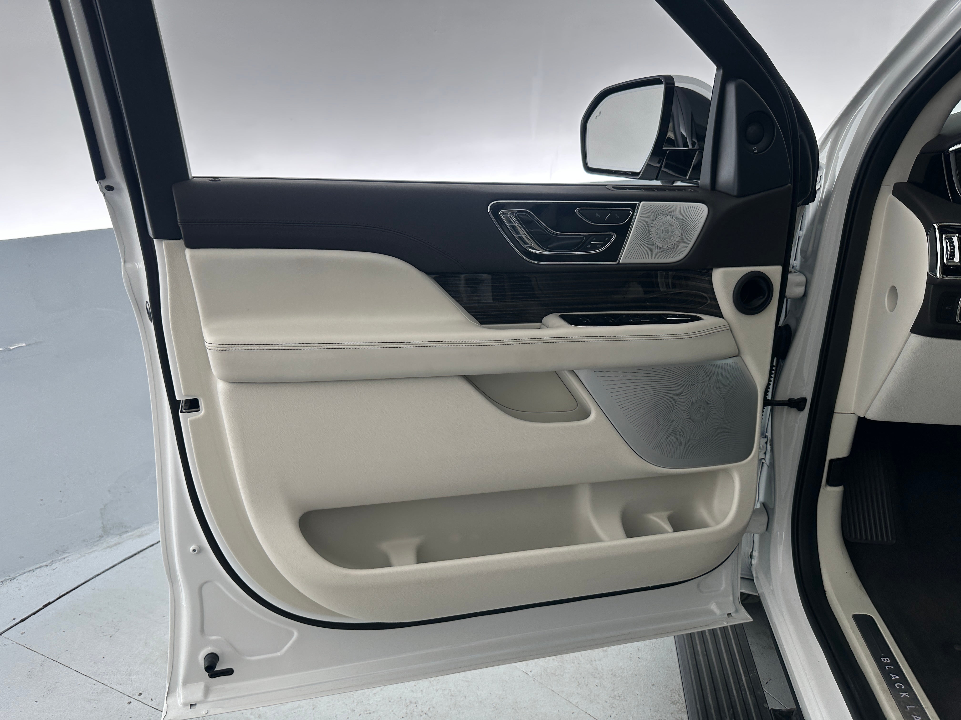 lincoln navigator 2024 5LMJJ3TG8REL12670 image lincoln navigator 2024 5LMJJ3TG8REL12670 image
