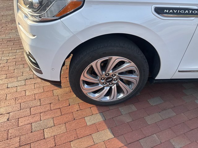 lincoln navigator 2024 5LMJJ2NG0REL07180 image lincoln navigator 2024 5LMJJ2NG0REL07180 image