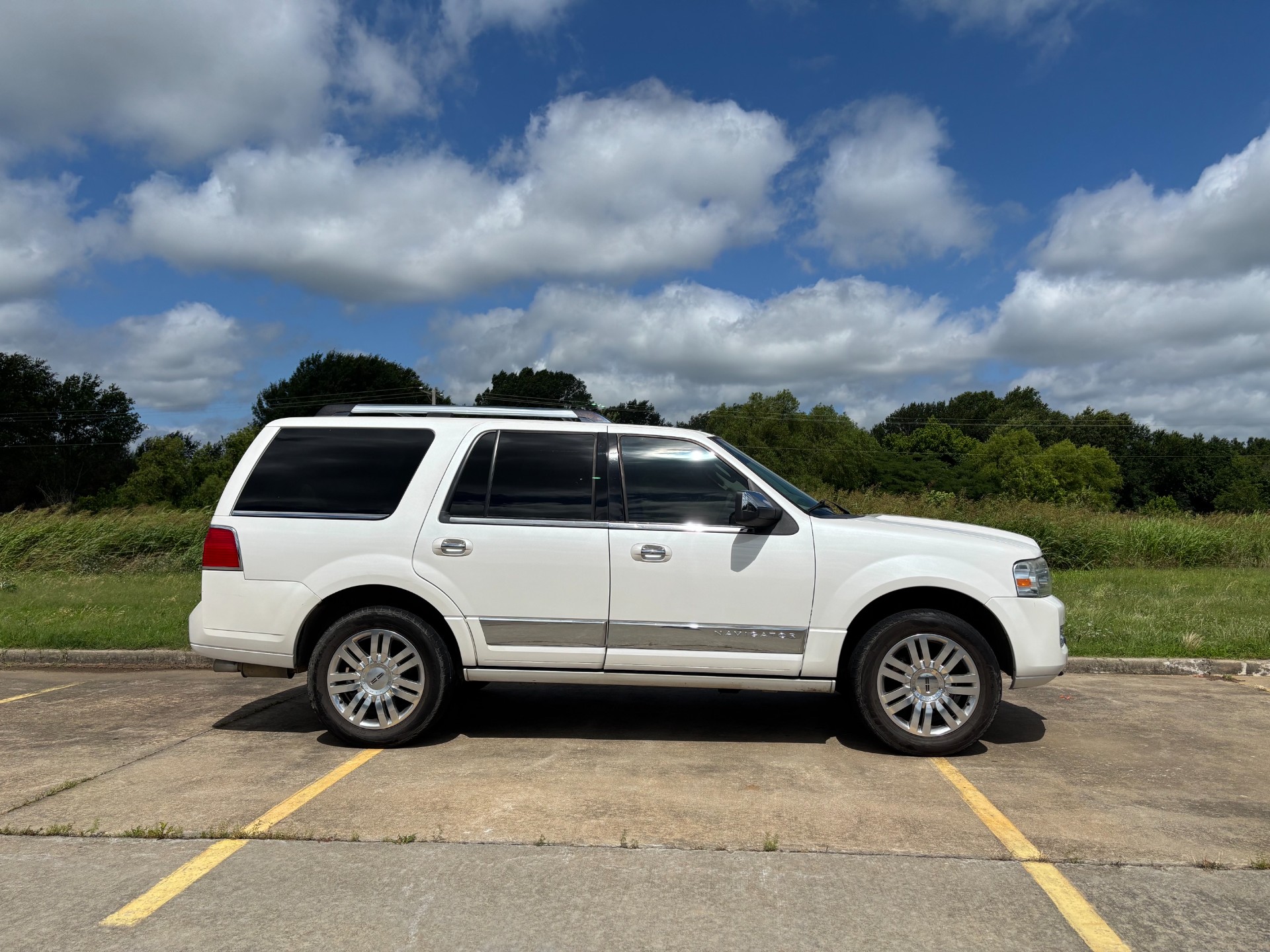 lincoln navigator 2011 5LMJJ2H56BEJ01877 image lincoln navigator 2011 5LMJJ2H56BEJ01877 image