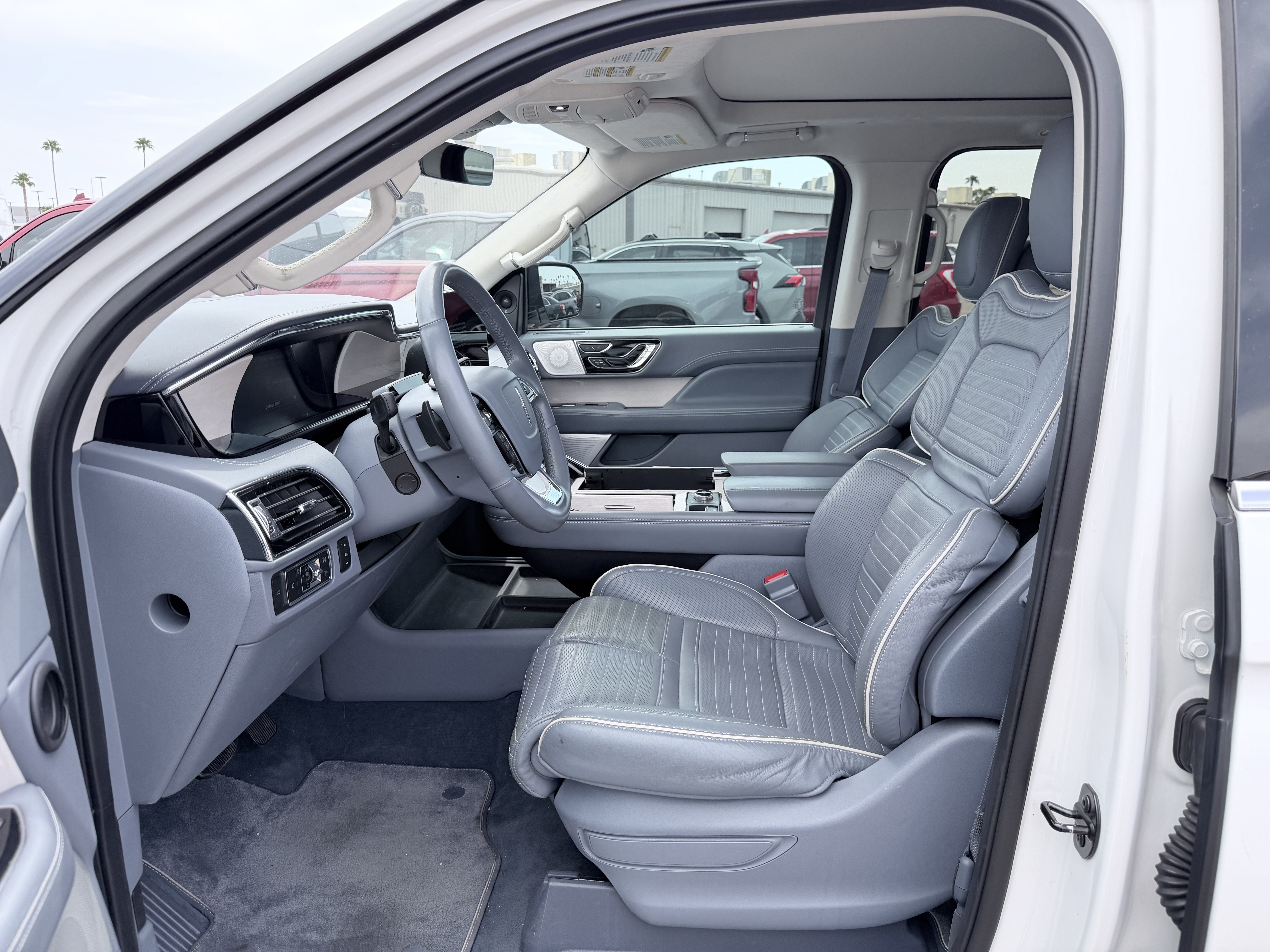 lincoln navigator 2022 5LMJJ2TTXNEL15913 image lincoln navigator 2022 5LMJJ2TTXNEL15913 image