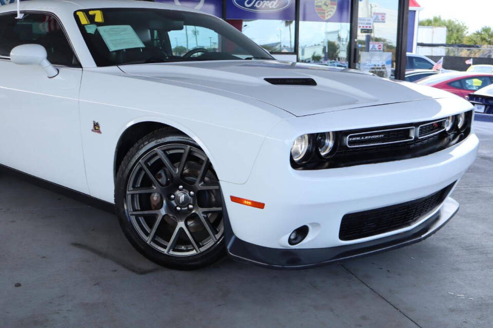 dodge challenger 2017 2C3CDZFJ0HH669192 image dodge challenger 2017 2C3CDZFJ0HH669192 image