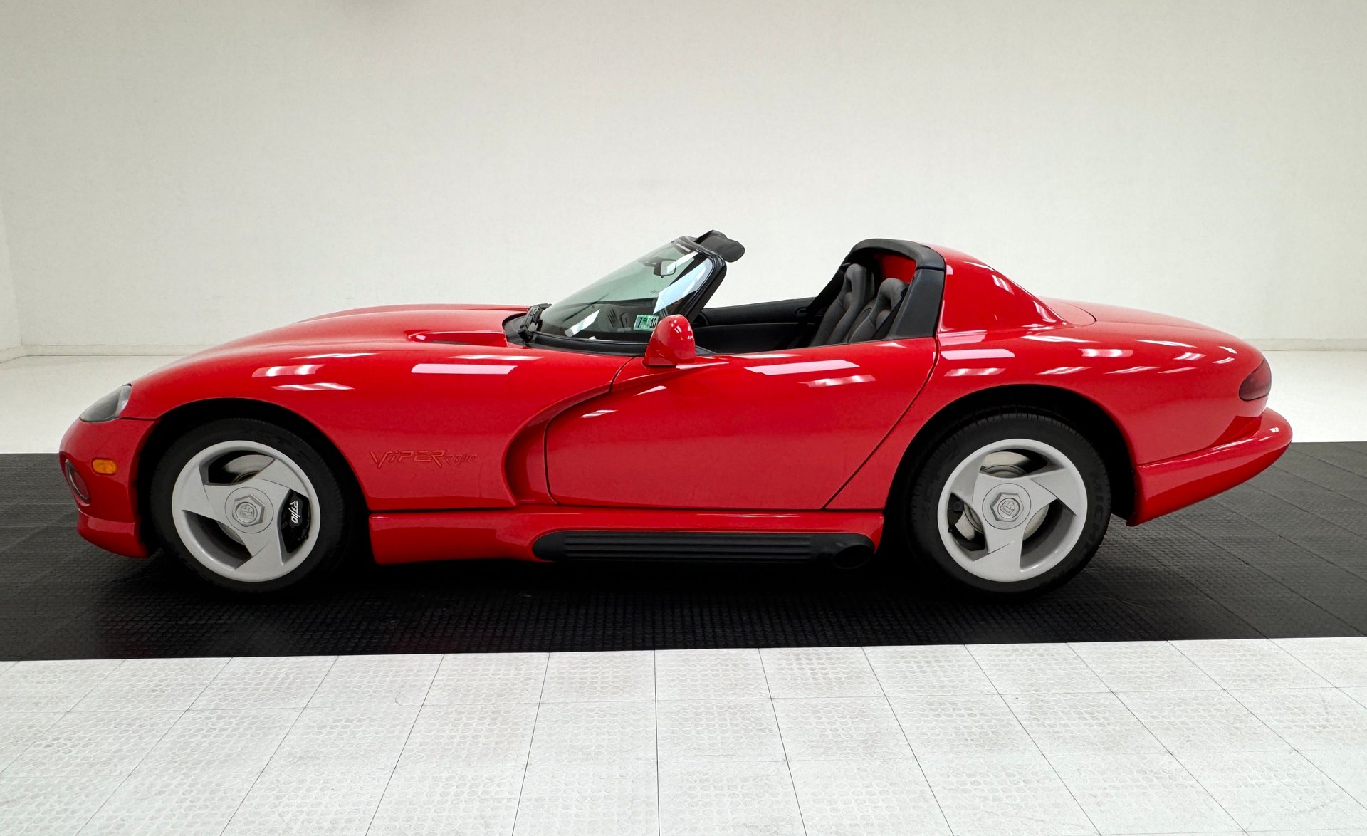 dodge viper 1994 1B3BR65E0RV100879 image dodge viper 1994 1B3BR65E0RV100879 image