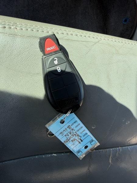 volkswagen routan 2011 2V4RW5DG9BR642922 image