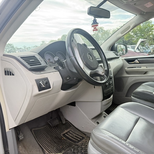 volkswagen routan 2010 2V4RW3D16AR295774 image volkswagen routan 2010 2V4RW3D16AR295774 image