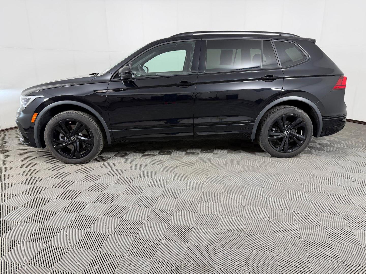 volkswagen tiguan 2024 3VV8B7AX1RM110990 image volkswagen tiguan 2024 3VV8B7AX1RM110990 image