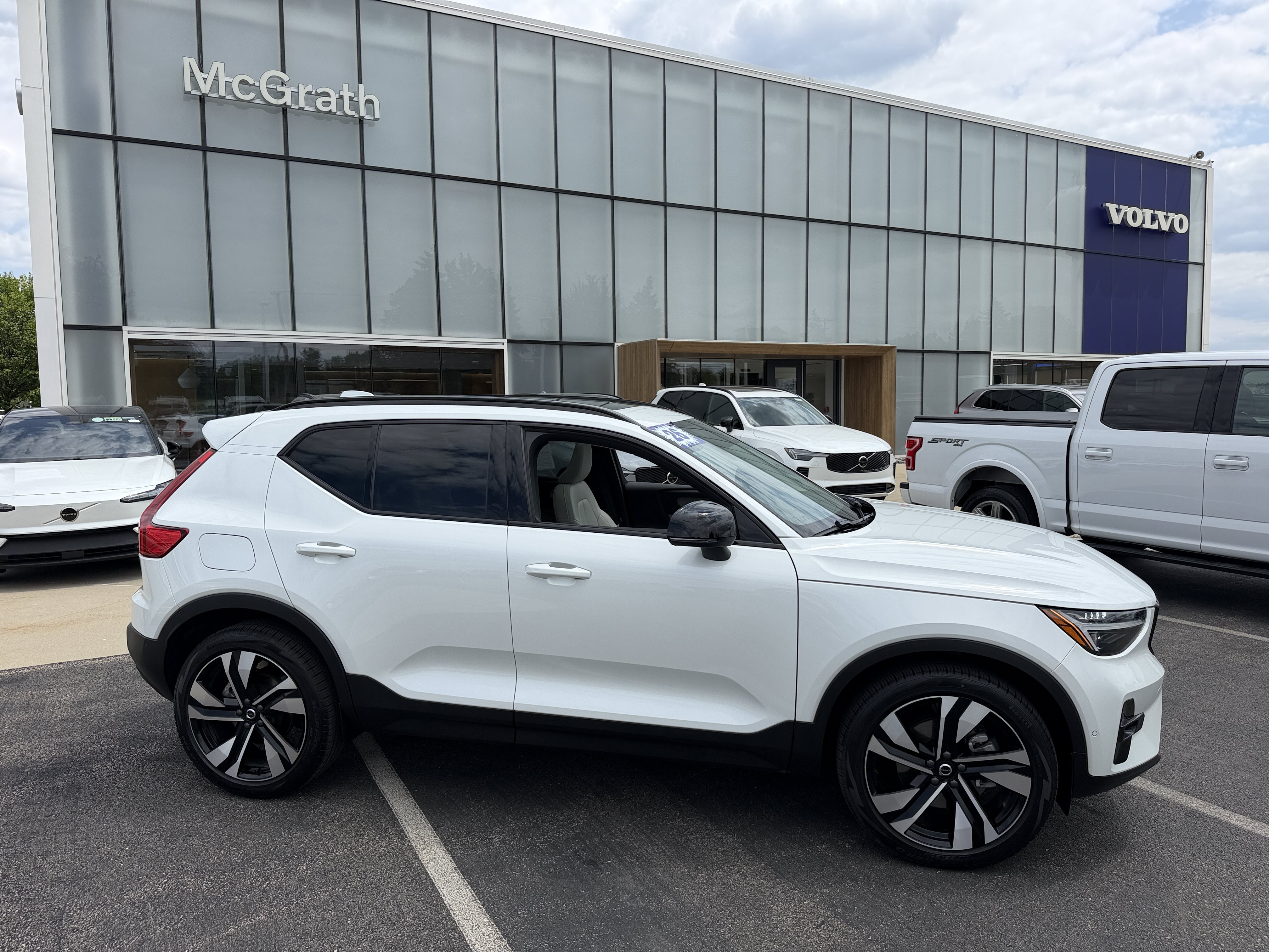 volvo xc40 2026 YV4L12UM9T2671059 image volvo xc40 2026 YV4L12UM9T2671059 image