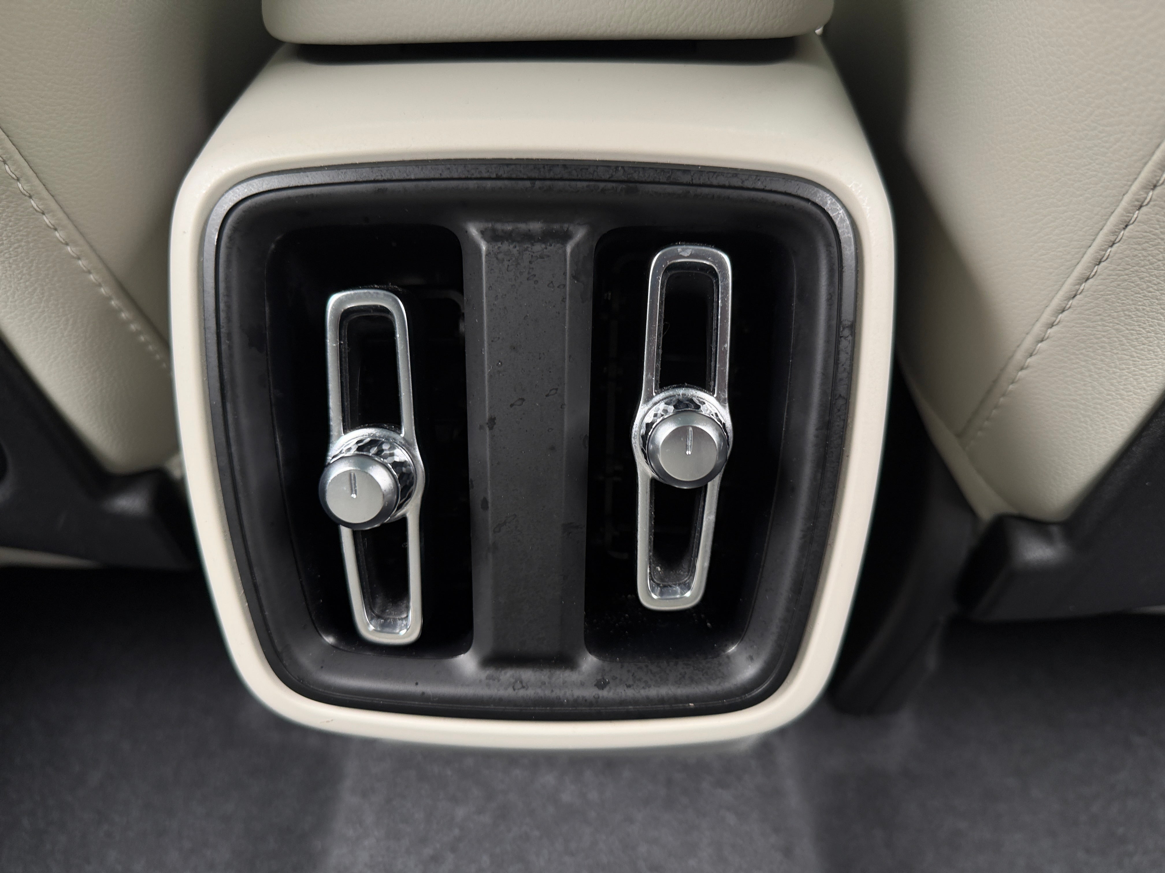 volvo xc40 2024 YV4L12UM7R2281957 image volvo xc40 2024 YV4L12UM7R2281957 image