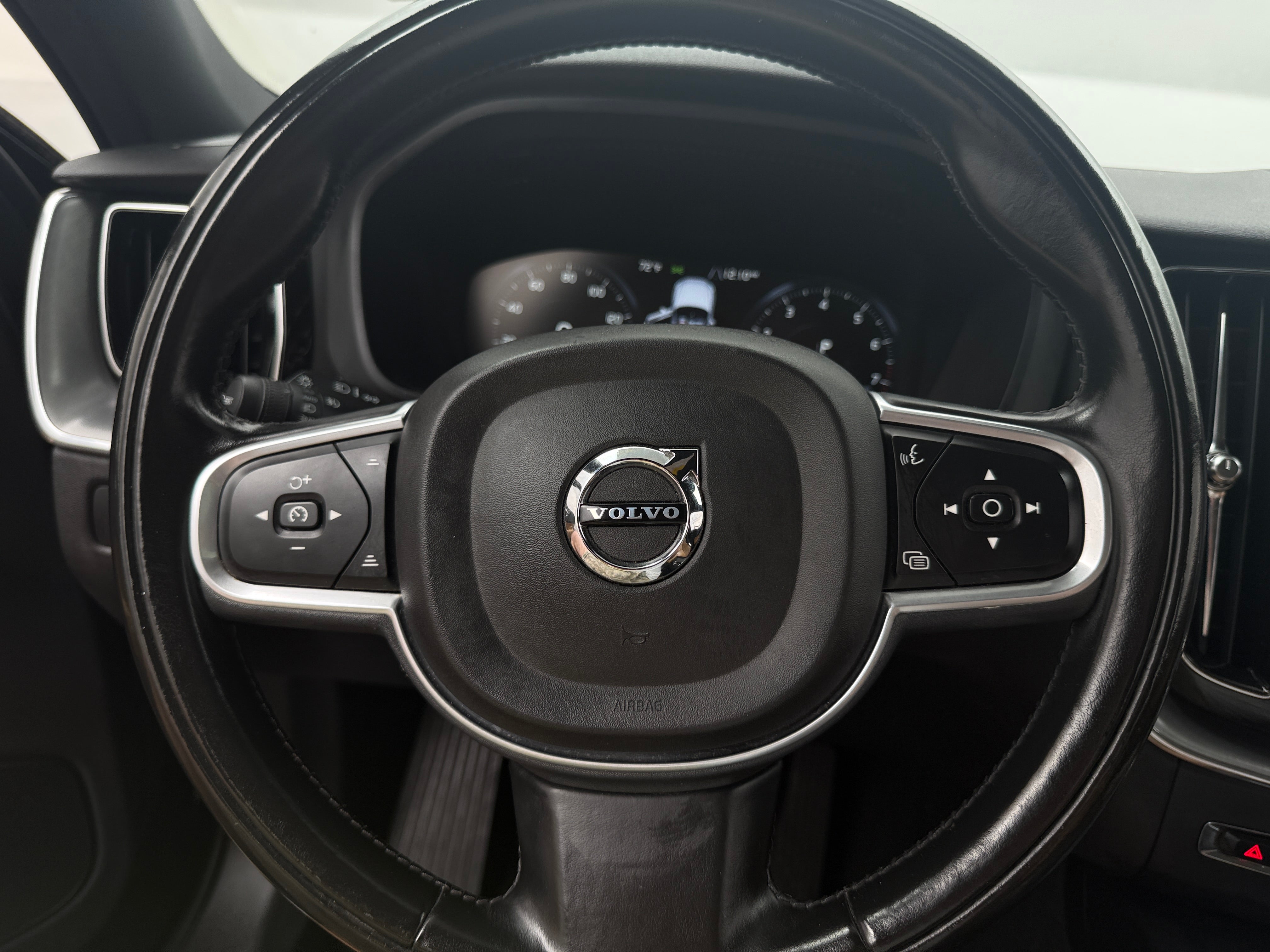 volvo xc60 2019 LYV102RK8KB192052 image volvo xc60 2019 LYV102RK8KB192052 image