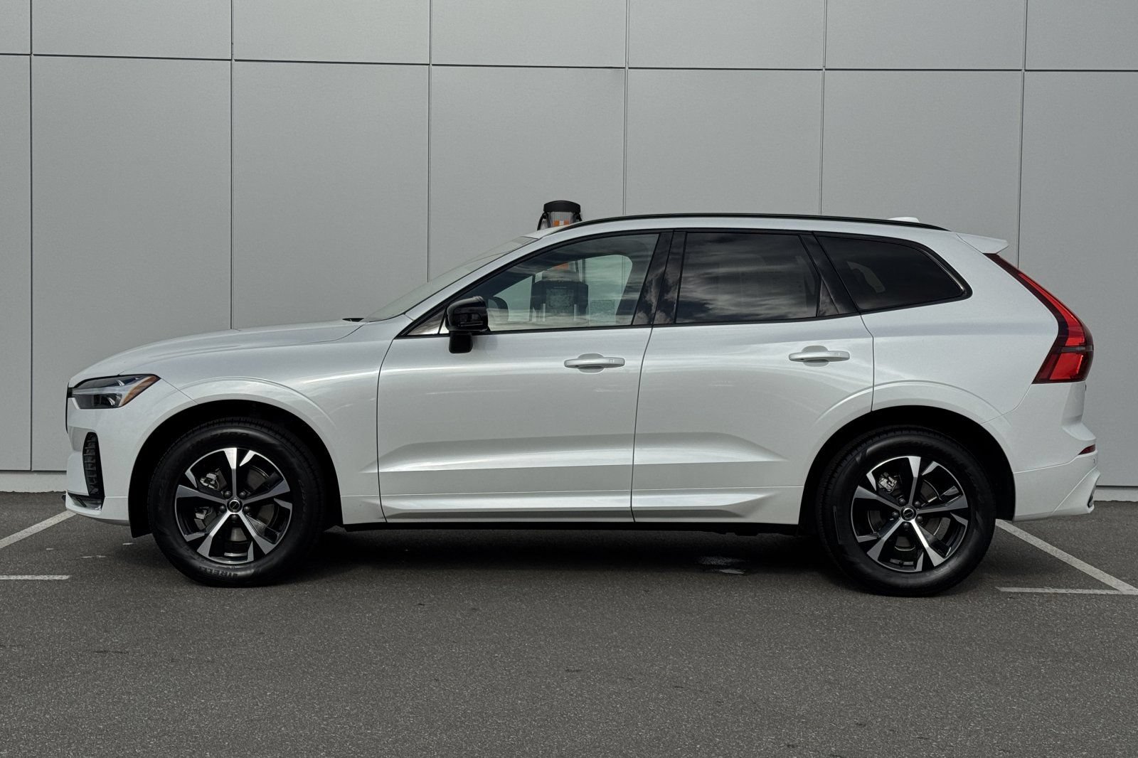 volvo xc60 2026 YV4M12RJ3T1416481 image