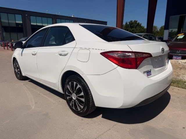 toyota corolla 2018 5YFBURHE1JP844234 image toyota corolla 2018 5YFBURHE1JP844234 image